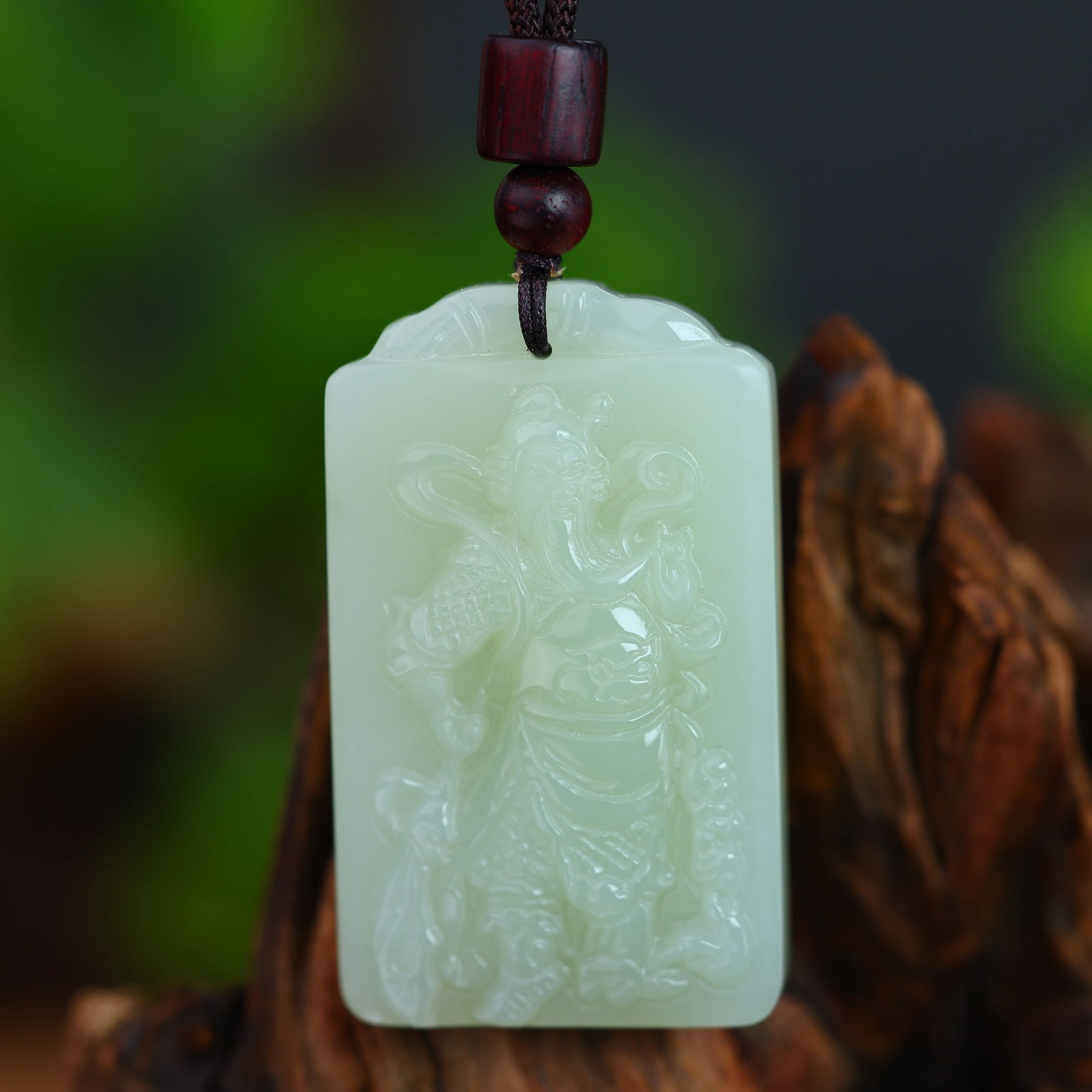 An Exquisite White Jade Guangong Pattern Pendant: An Exquisite White Jade Guangong Pattern Pendant,Size:30mmx50mm (寓意)保佑平安 福寿平安,乐享天伦 
