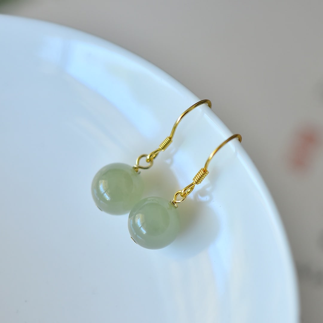 A Pair of Exquisite Sterling Silver-Gold Plated Inlaid Sapphire Earrings: A Pair of Exquisite Sterling Silver-Gold Plated Inlaid Sapphire Earrings Size:10mmx10mm 一对纯银镀金镶青玉耳环