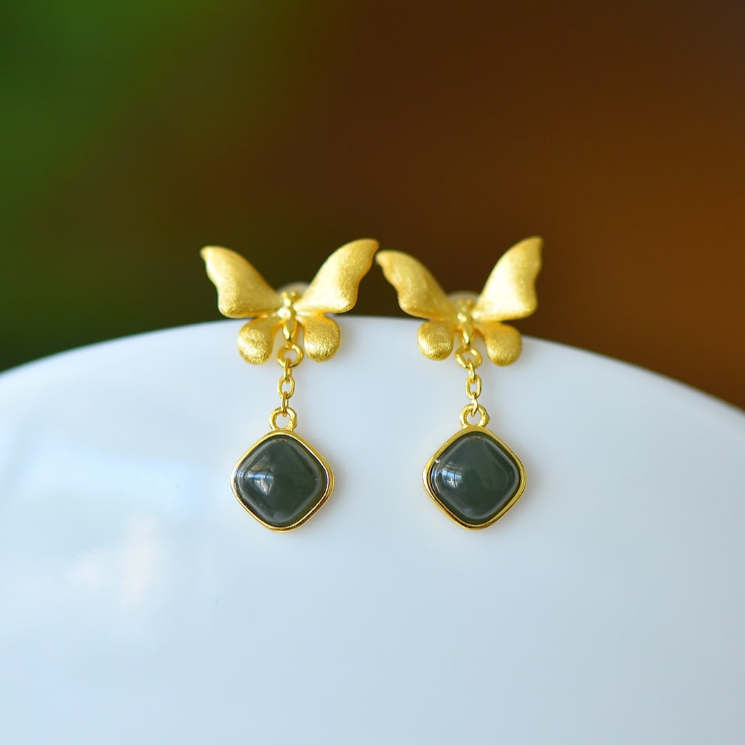 A Pair of Exquisite Sterling Silver-Gold Plated Inlaid Sapphire Earrings: A Pair of Exquisite Sterling Silver-Gold Plated Inlaid Sapphire Earrings Size:6mmx6mm 一对纯银镀金镶青玉耳环