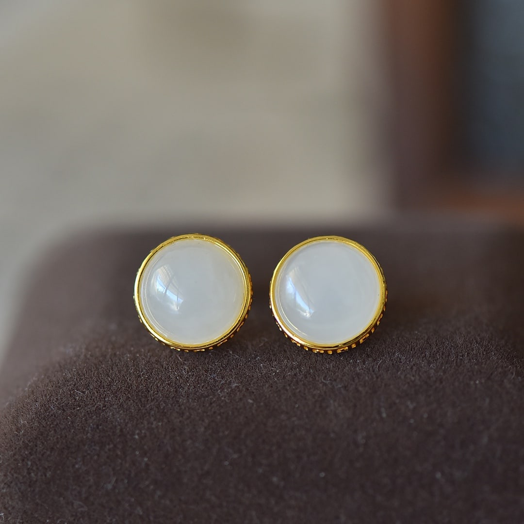 A Pair of Exquisite Sterling Silver-Gold Plated Inlaid White Jade Earrings: A Pair of Exquisite Sterling Silver-Gold Plated Inlaid White Jade Earrings Size:10mmx10mm 一对纯银镀金镶白玉耳环