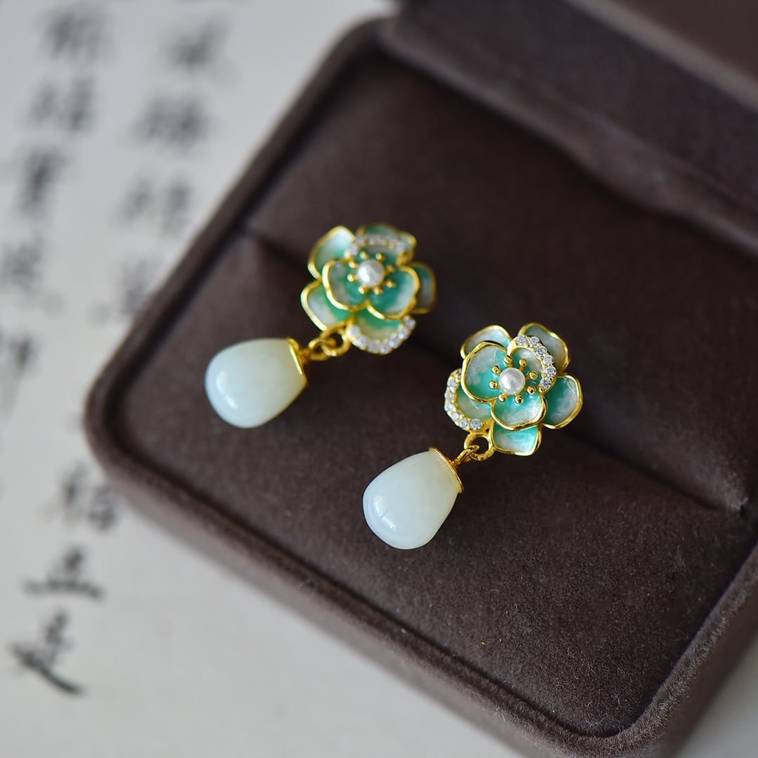 A Pair of Exquisite Sterling Silver-Gold Plated Inlaid White Jade Enamel Earrings,Inlaid Gems: A Pair of Exquisite Sterling Silver-Gold Plated Inlaid White Jade Enamel Earrings,Inlaid Gems Size:7mmx10mm 