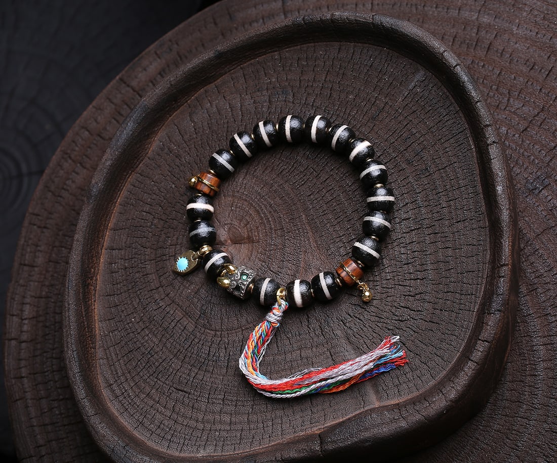 An Exquisite Dzi Bead Bracelets: An Exquisite Dzi Bead Bracelets,Size:10mmx9mm,Weight:37.3g 天珠手串