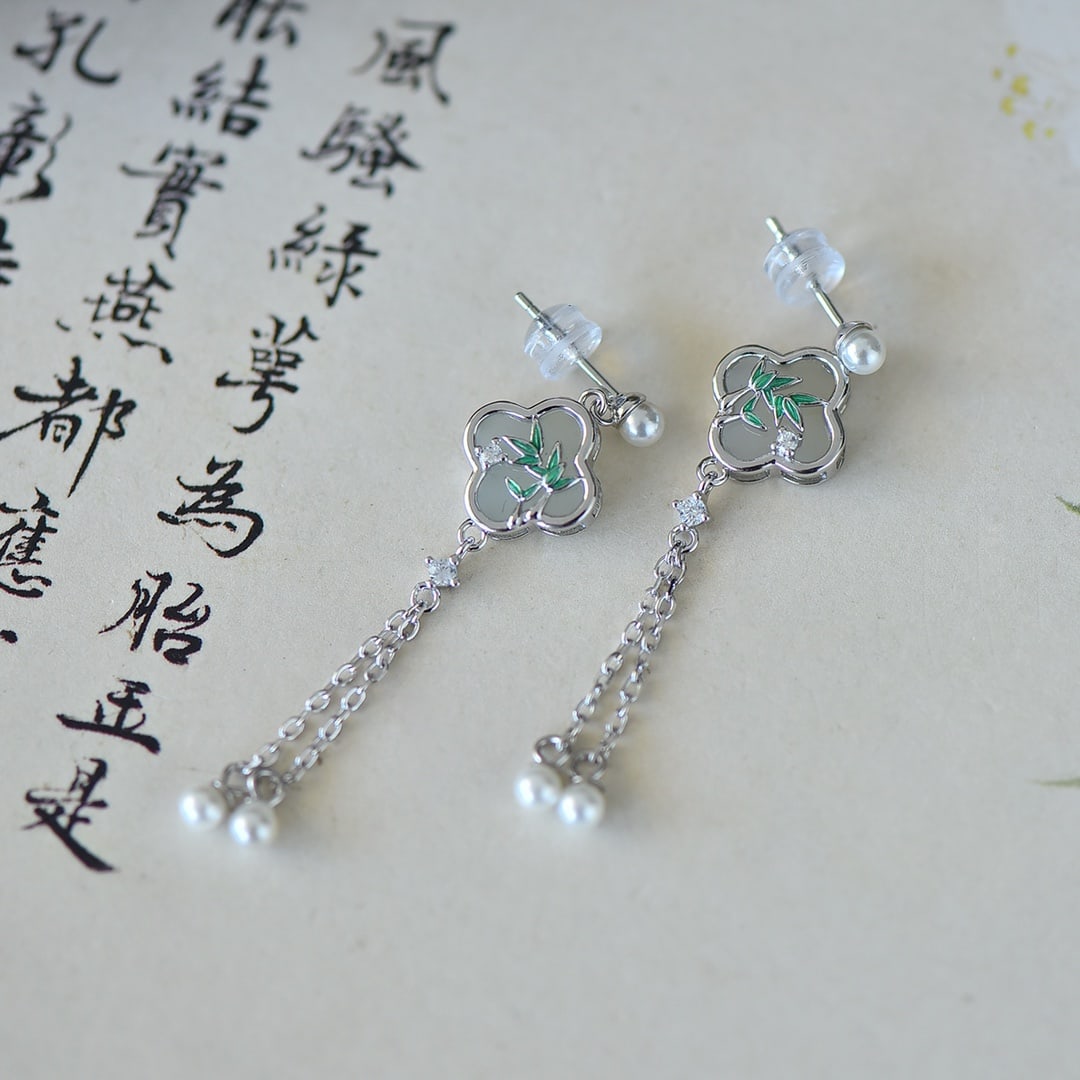 A Pair of Exquisite Sterling Silver Inlaid White Jade Enamel Earrings,Inlaid Gems and Pearls: A Pair of Exquisite Sterling Silver Inlaid White Jade Enamel Earrings,Inlaid Gems and Pearls Size:10mmx10mm 