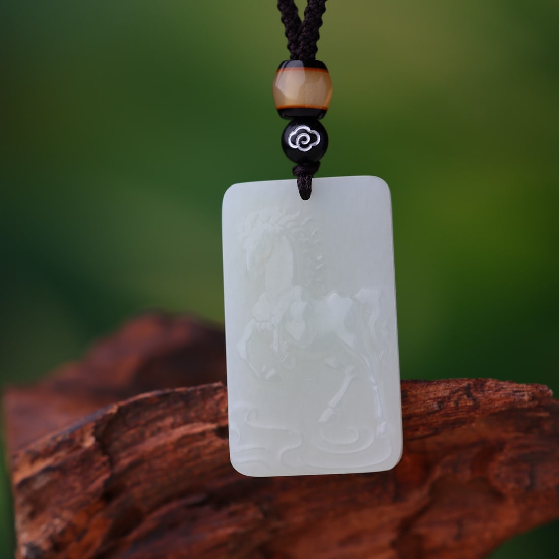 An Exquisite White Jade Horse Pattern Pendant: An Exquisite White Jade Horse Pattern Pendant,Size:23mmx39mm (寓意)吉祥 马上发财 白玉马纹吊坠