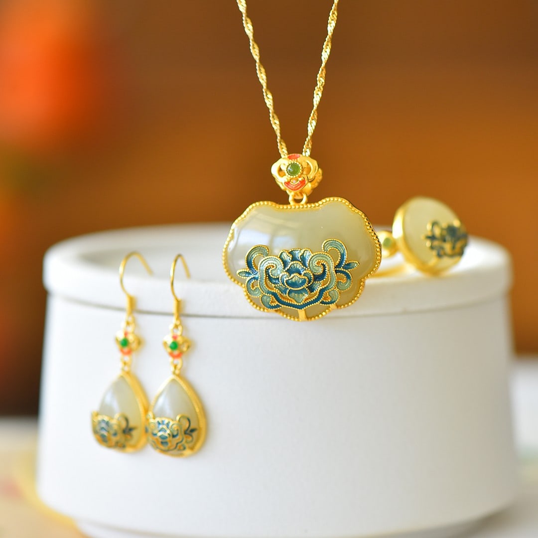 A Set of Fine Sterling Silver-Gold Plated Inlaid White Jade Jewelrys: A Set of Fine Sterling Silver-Gold Plated Inlaid White Jade Jewelrys 一套纯银镀金镶白玉首饰