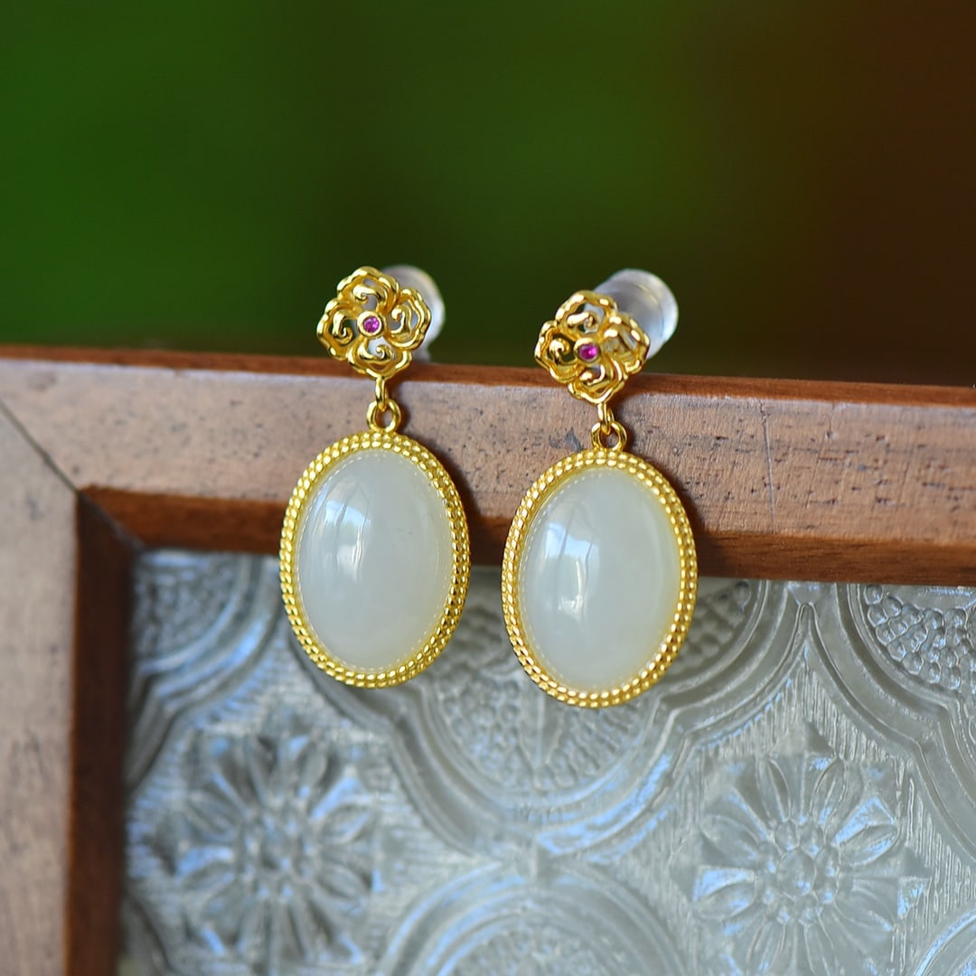 A Pair of Exquisite Sterling Silver-Gold Plated Inlaid White Jade Earrings: A Pair of Exquisite Sterling Silver-Gold Plated Inlaid White Jade Earrings Size:10mmx14mm 一对纯银镀金镶白玉耳环