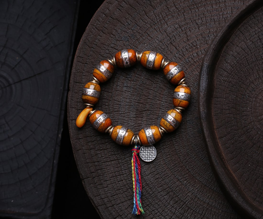 An Exquisite Inlaid Silver Bracelets: An Exquisite Inlaid Silver Bracelets,Size:20mmx14.5mm,Total Weight:62.9g 镶银手串