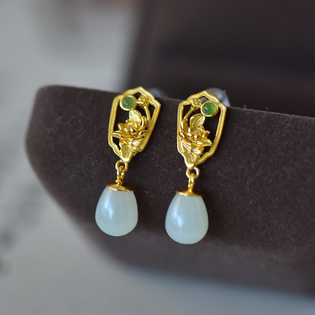 A Pair of Exquisite Sterling Silver-Gold Plated Inlaid White Jade Earrings: A Pair of Exquisite Sterling Silver-Gold Plated Inlaid White Jade Earrings Size:7mmx10mm 一对纯银镀金镶白玉耳环