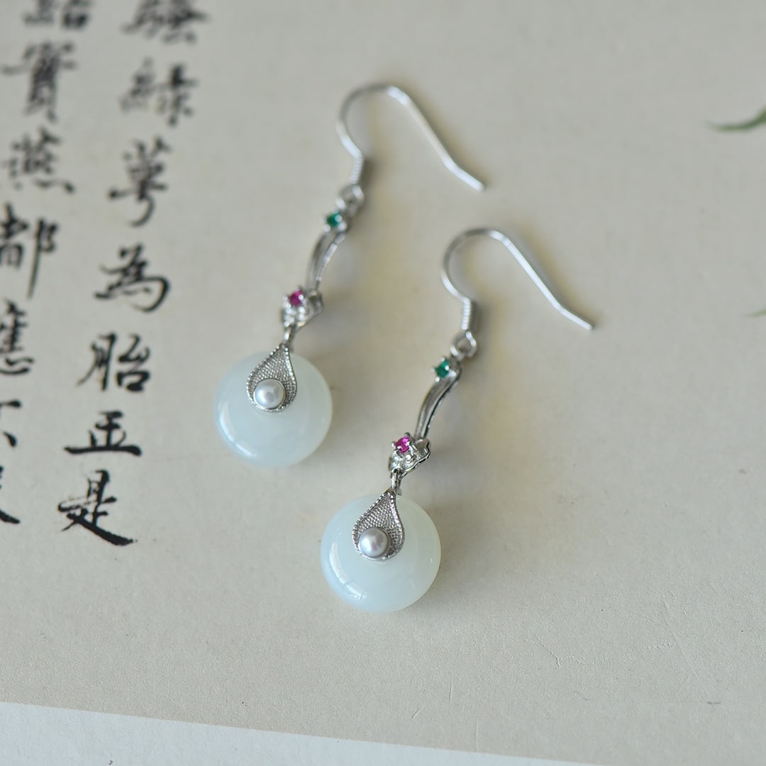 A Pair of Exquisite Sterling Silver Inlaid White Jade Earrings,Inlaid Gems and Pearls: A Pair of Exquisite Sterling Silver Inlaid White Jade Earrings,Inlaid Gems and Pearls Size:12mmx12mm 