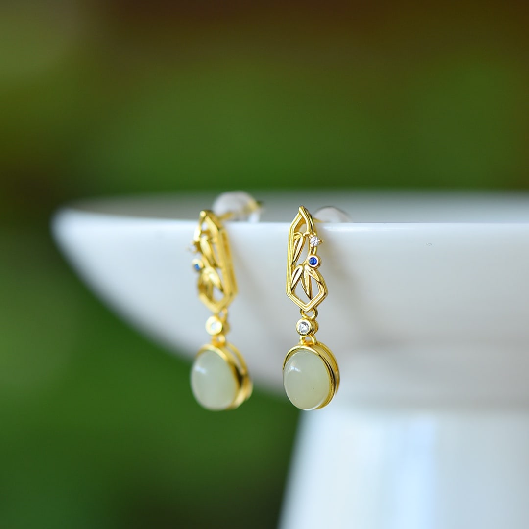 A Pair of Exquisite Sterling Silver-Gold Plated Inlaid White Jade Earrings,Inlaid Gems: A Pair of Exquisite Sterling Silver-Gold Plated Inlaid White Jade Earrings,Inlaid Gems Size:6mmx8mm 
