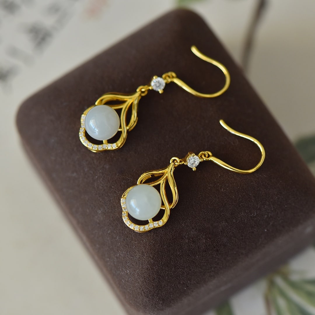 A Pair of Exquisite Sterling Silver-Gold Plated Inlaid White Jade Earrings,Inlaid Gems: A Pair of Exquisite Sterling Silver-Gold Plated Inlaid White Jade Earrings,Inlaid Gems Size:8mmx8mm 