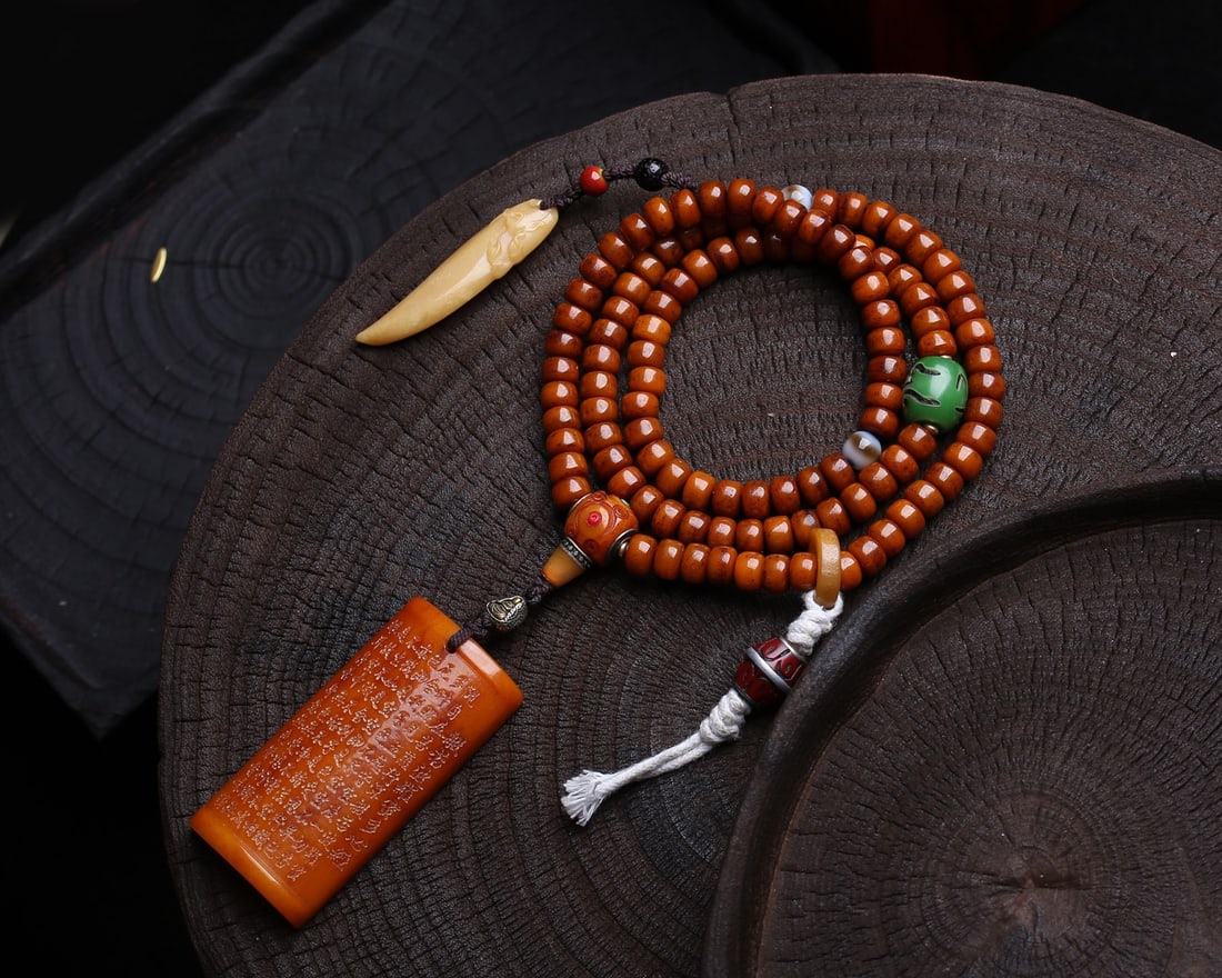 An Exquisite Mala Beads Pendant,With Scriptures: An Exquisite Mala Beads Pendant,With Scriptures,Size:8mmx6mm,Total Weight:105.2g 佛珠挂件,带经文