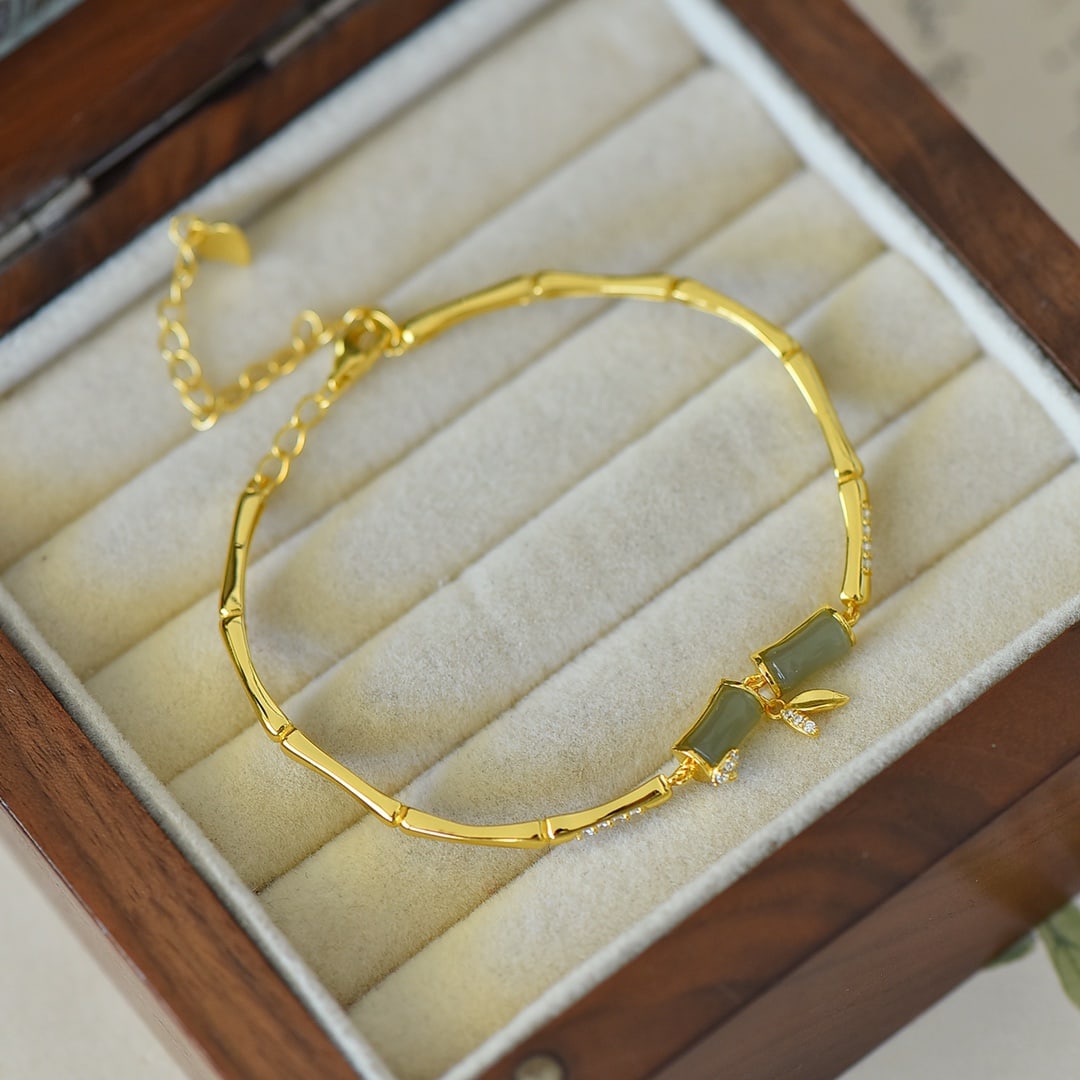 An Exquisite Sterling Silver-Gold Plated Inlaid Sapphire Bracelet,Inlaid Gems: An Exquisite Sterling Silver-Gold Plated Inlaid Sapphire Bracelet,Inlaid Gems Size:5mmx7mm 纯银镀金镶青玉手镯,嵌宝石