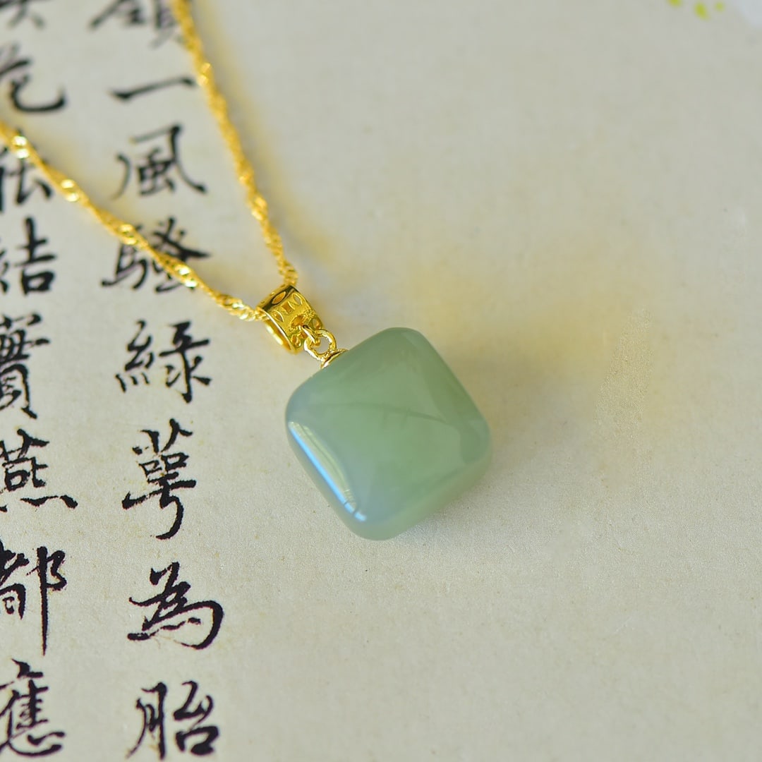 An Exquisite Sterling Silver-Gold Plated Inlaid Sapphire Pendant: An Exquisite Sterling Silver-Gold Plated Inlaid Sapphire Pendant Size:14mmx14mm 纯银镀金镶青玉吊坠