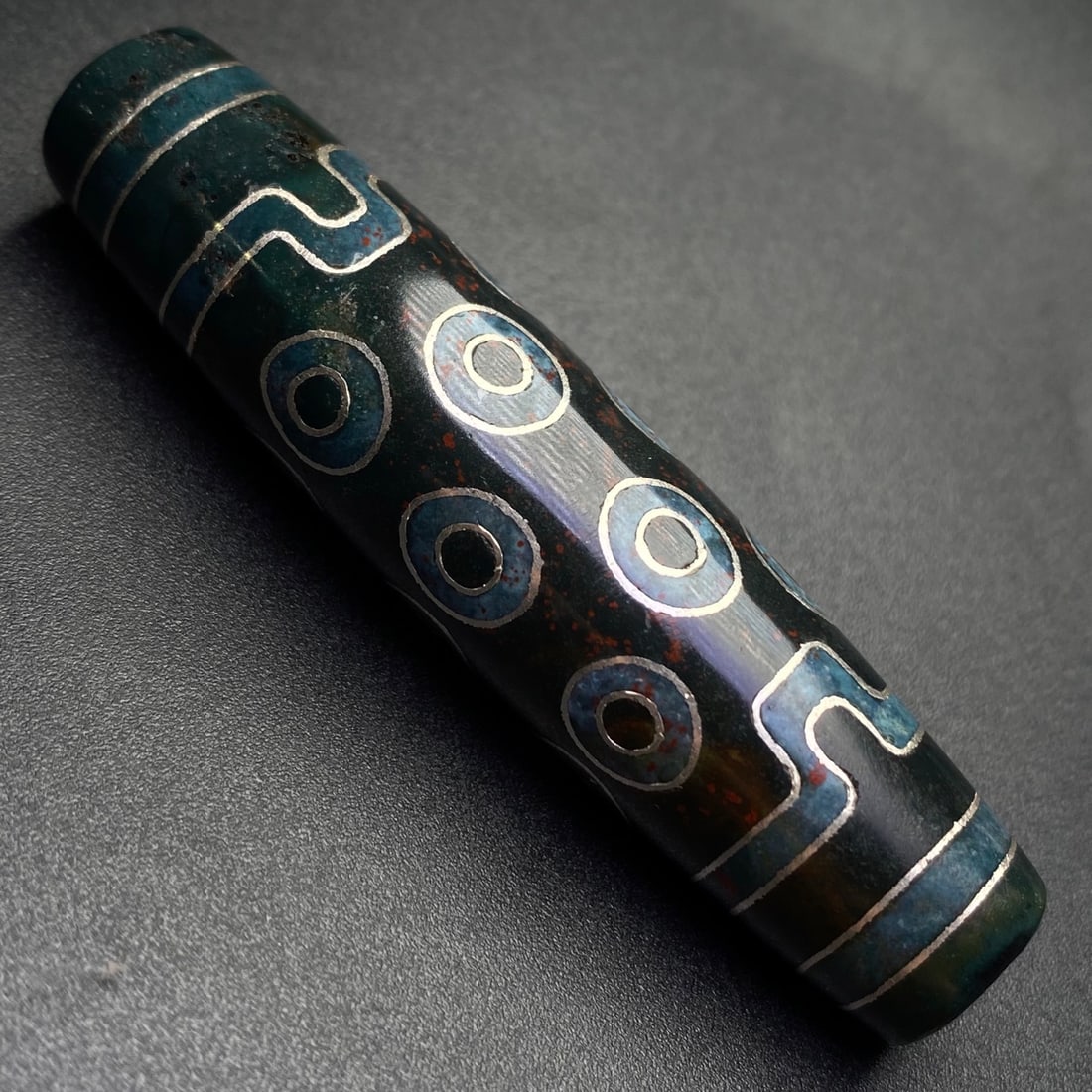 An Exquisite Sixteen Eyes Dzi Bead Pendant,Inlaid Silver wire,With Cinnabar: An Exquisite Sixteen Eyes Dzi Bead Pendant,Inlaid Silver wire,With Cinnabar,Size:67mmx16mm,Weight:29.1g 