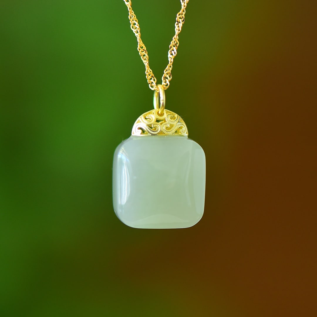 An Exquisite Sterling Silver-Gold Plated Inlaid Sapphire Pendant: An Exquisite Sterling Silver-Gold Plated Inlaid Sapphire Pendant Size:14mmx14mm 纯银镀金镶青玉吊坠