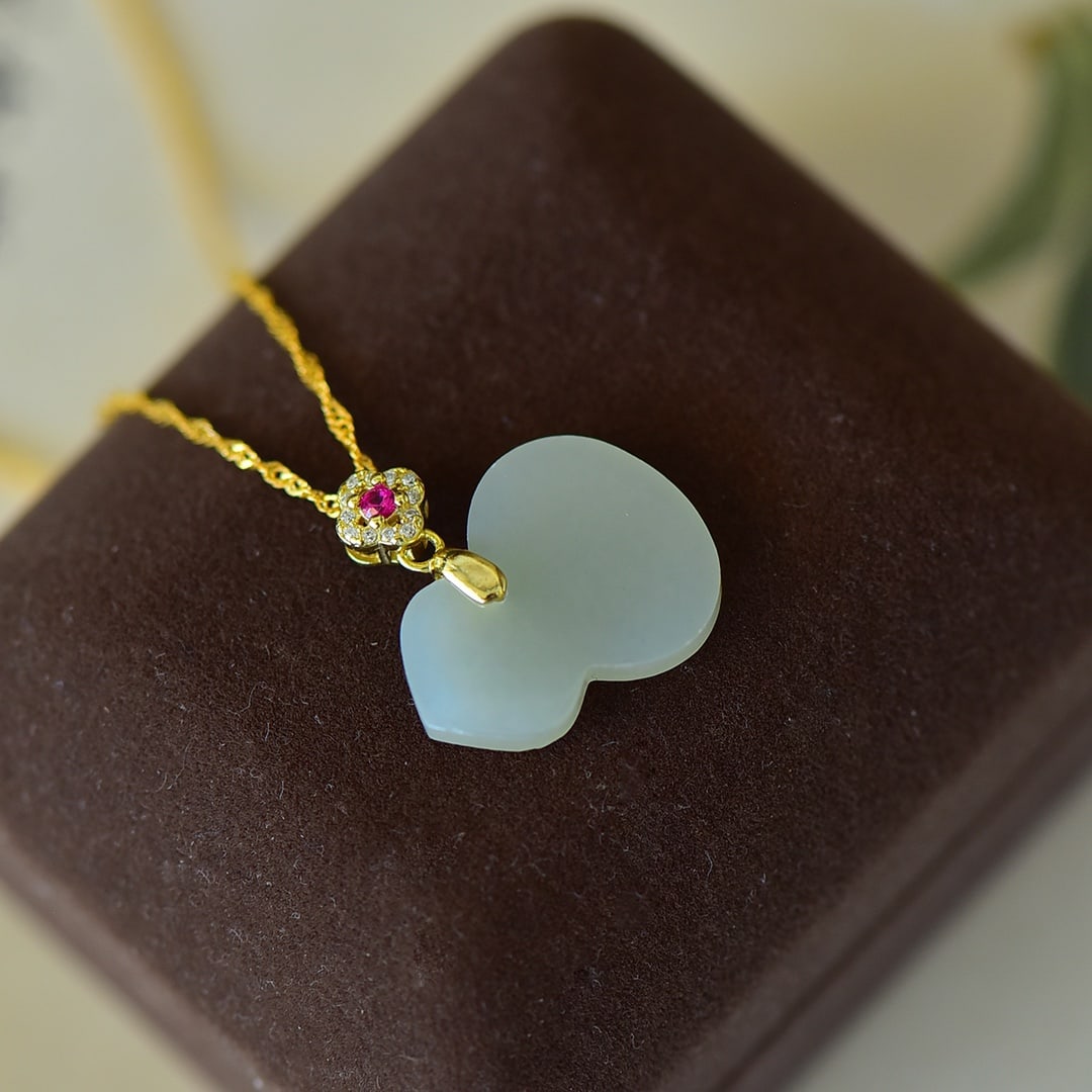 An Exquisite Sterling Silver-Gold Plated Inlaid White Jade Pendant,Inlaid Gems: An Exquisite Sterling Silver-Gold Plated Inlaid White Jade Pendant,Inlaid Gems Size:16mmx20mm 纯银镀金镶白玉吊坠,嵌宝石