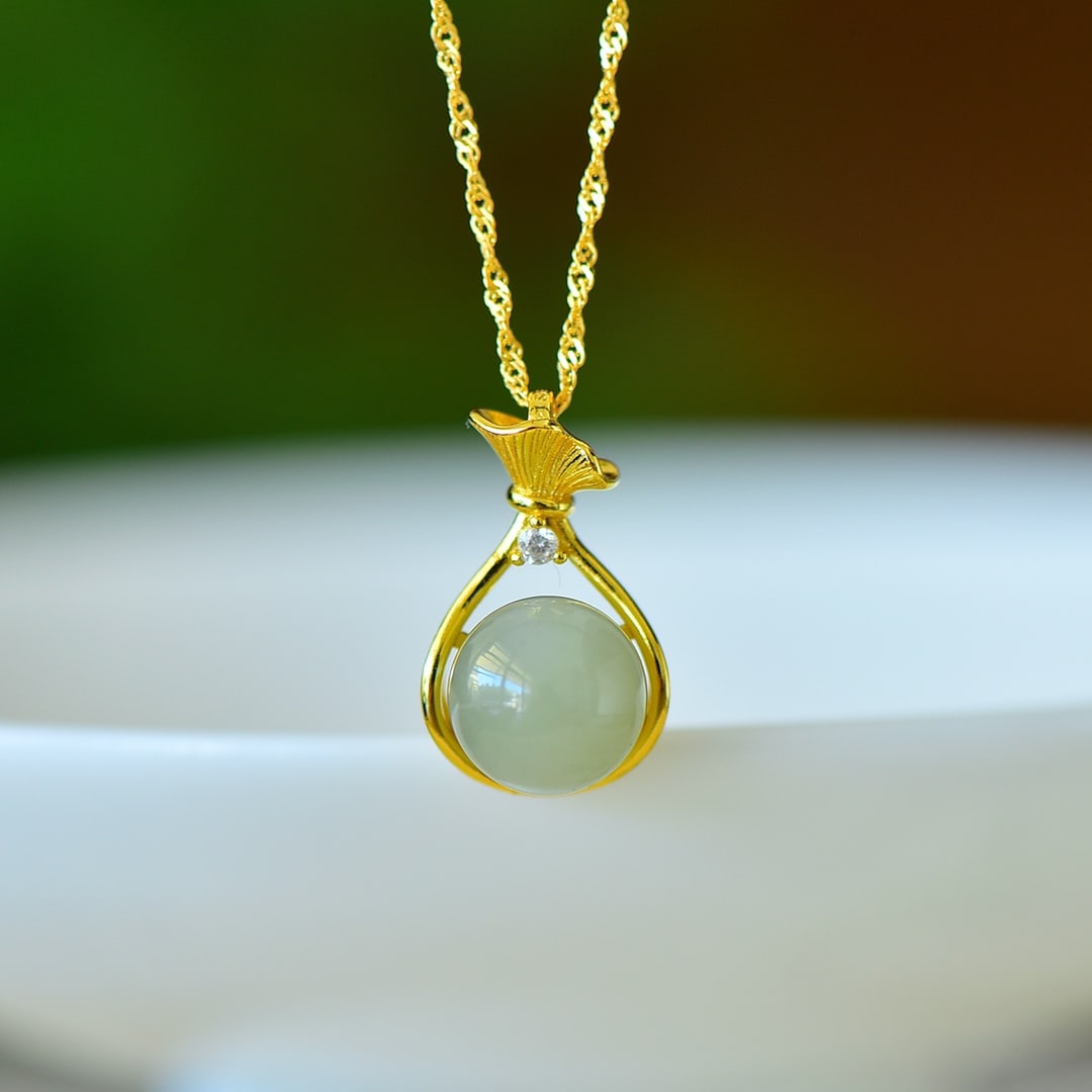 An Exquisite Sterling Silver-Gold Plated Inlaid Sapphire Pendant: An Exquisite Sterling Silver-Gold Plated Inlaid Sapphire Pendant Size:10mmx10mm 纯银镀金镶青玉吊坠