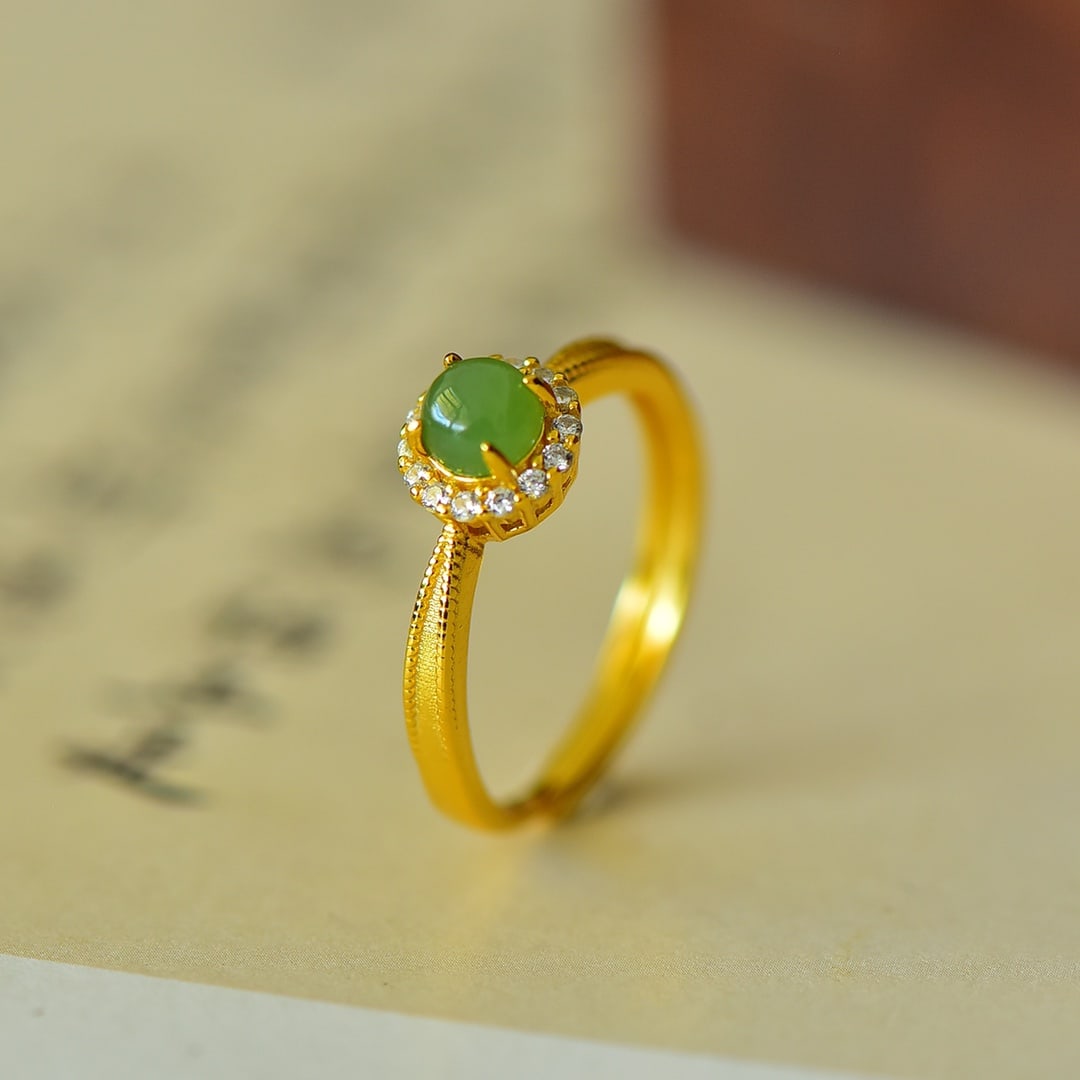 An Exquisite Sterling Silver-Gold Plated Inlaid Jasper Ring? Inlaid Gems: An Exquisite Sterling Silver-Gold Plated Inlaid Jasper Ring。 Inlaid Gems Size:5mmx5mm 纯银镀金镶碧玉戒指。嵌宝石