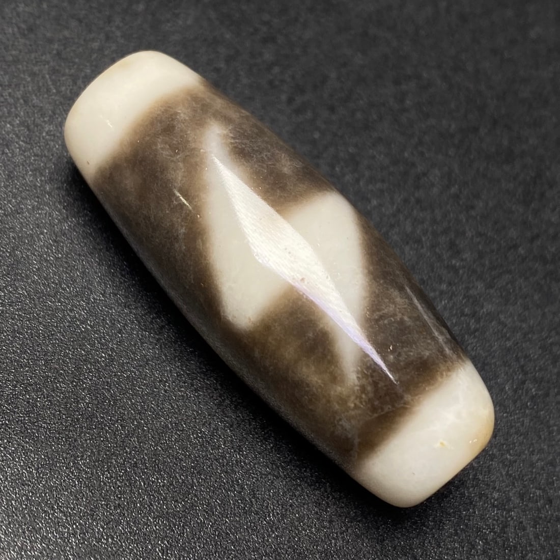 An Exquisite Lightning Pattern Five Eyes Dzi Bead Pendant: An Exquisite Lightning Pattern Five Eyes Dzi Bead Pendant,Size:37mmx14mm,Weight:11.7g 闪电纹五眼天珠挂件