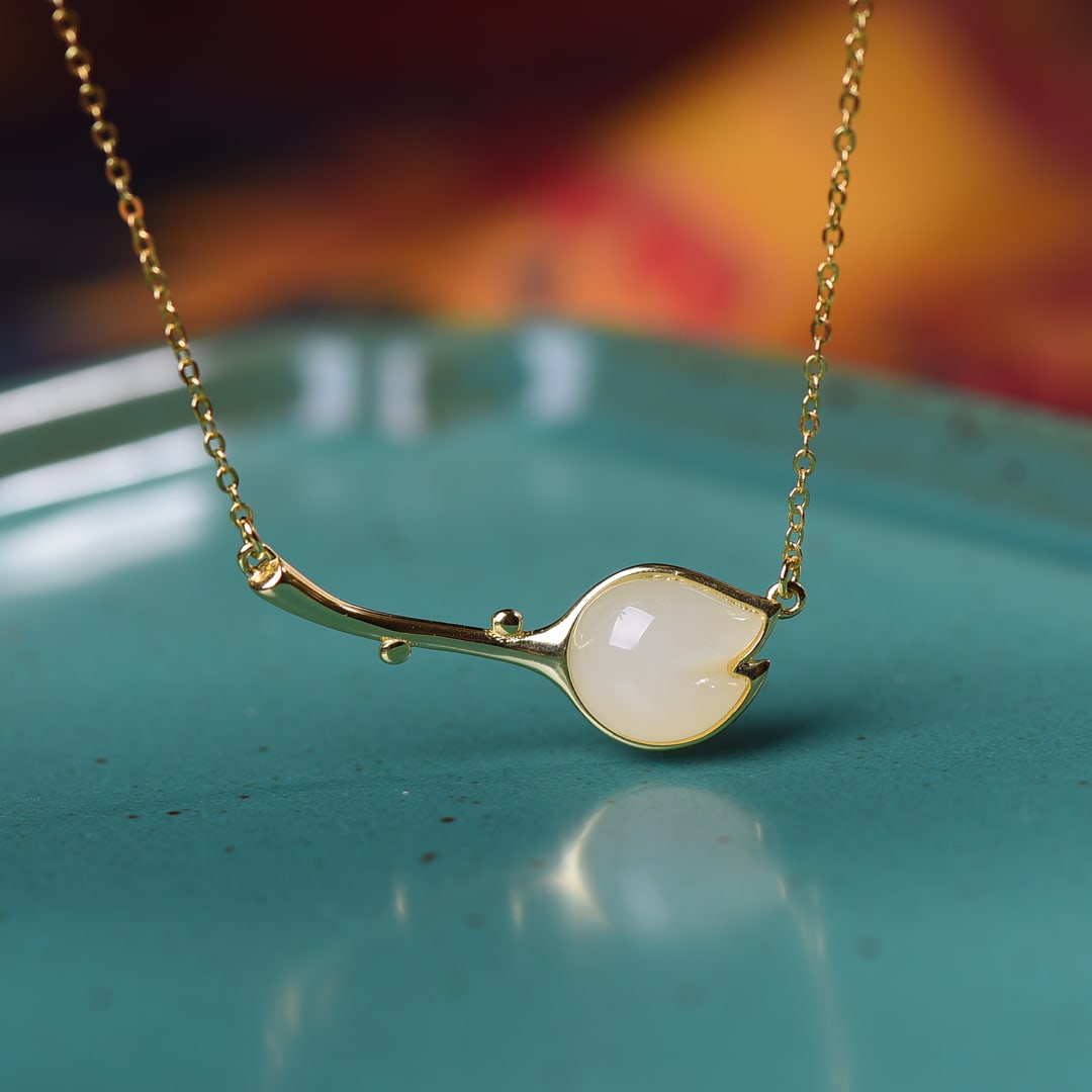 An Exquisite Sterling Silver-Gold Plated Inlaid White Jade Pendant: An Exquisite Sterling Silver-Gold Plated Inlaid White Jade Pendant,Size:9mmx11mm 纯银镀金镶白玉吊坠