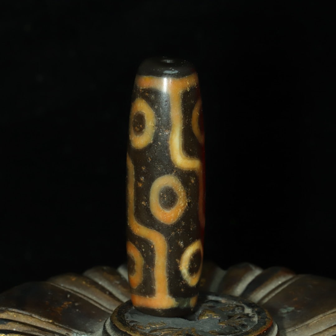 An Exquisite Nine Eyes Dzi Bead Pendant: An Exquisite Nine Eyes Dzi Bead Pendant，Size：50mmx15mm，Weight：19g 九眼天珠挂件