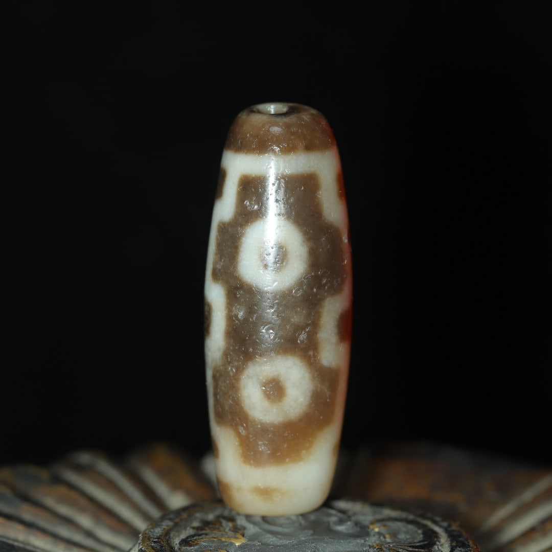 An Exquisite Four Eyes Dzi Bead Pendant: An Exquisite Four Eyes Dzi Bead Pendant，Size：39mmx14mm，Weight：11g 四眼天珠挂件