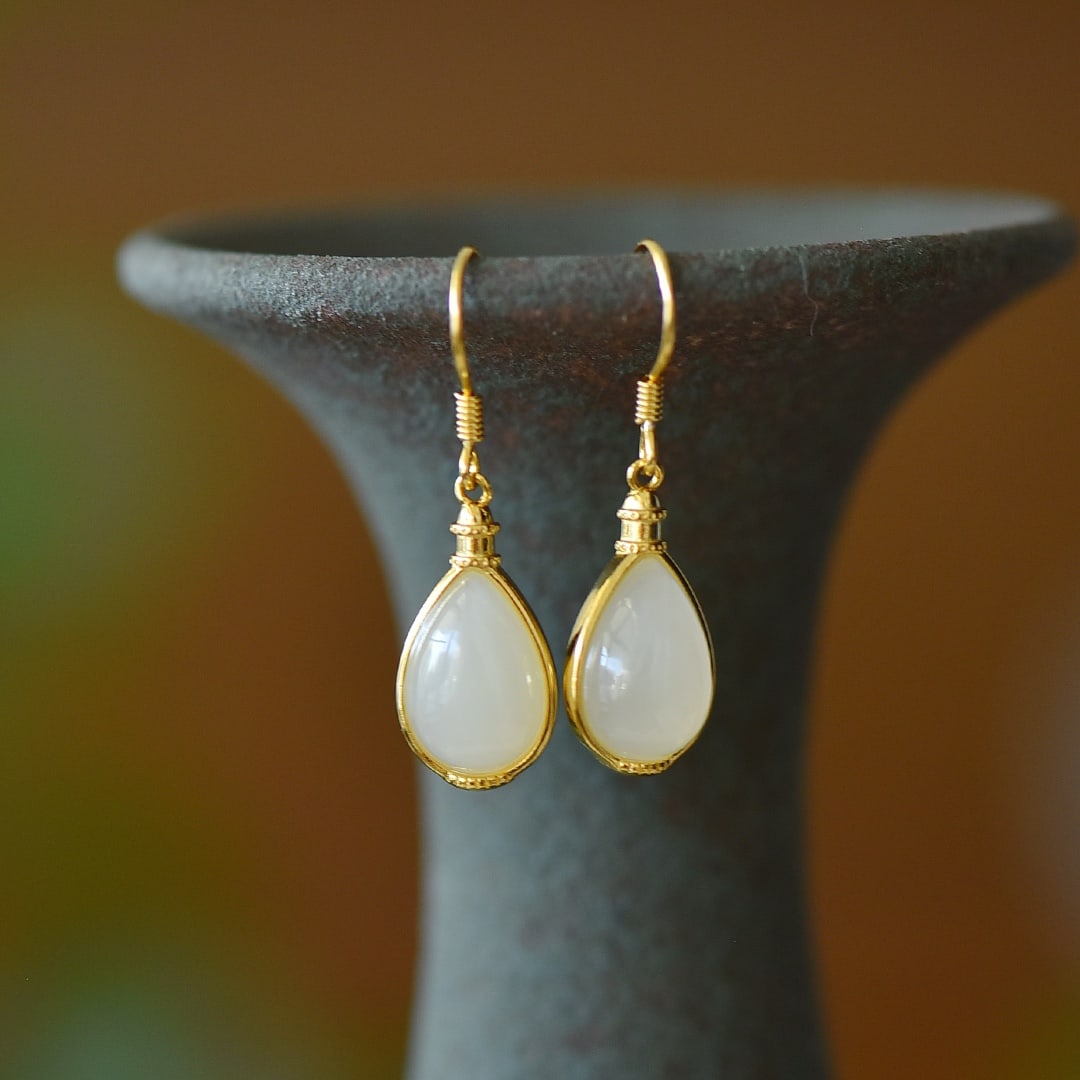 A Pair of Exquisite Sterling Silver-Gold Plated Inlaid White Jade Earrings: A Pair of Exquisite Sterling Silver-Gold Plated Inlaid White Jade Earrings,Size:8mmx12mm 一对纯银镀金镶白玉耳环