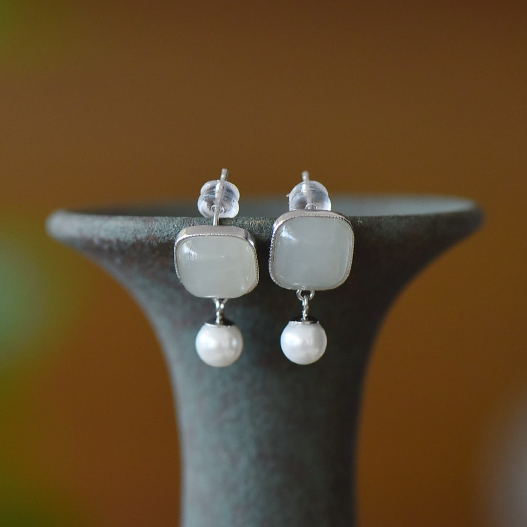 A Pair of Exquisite Sterling Silver Inlaid White Jade Earrings, Inlaid Pearl: A Pair of Exquisite Sterling Silver Inlaid White Jade Earrings, Inlaid Pearl,Size:10mmx10mm 一对纯银镶白玉耳环，嵌珍珠