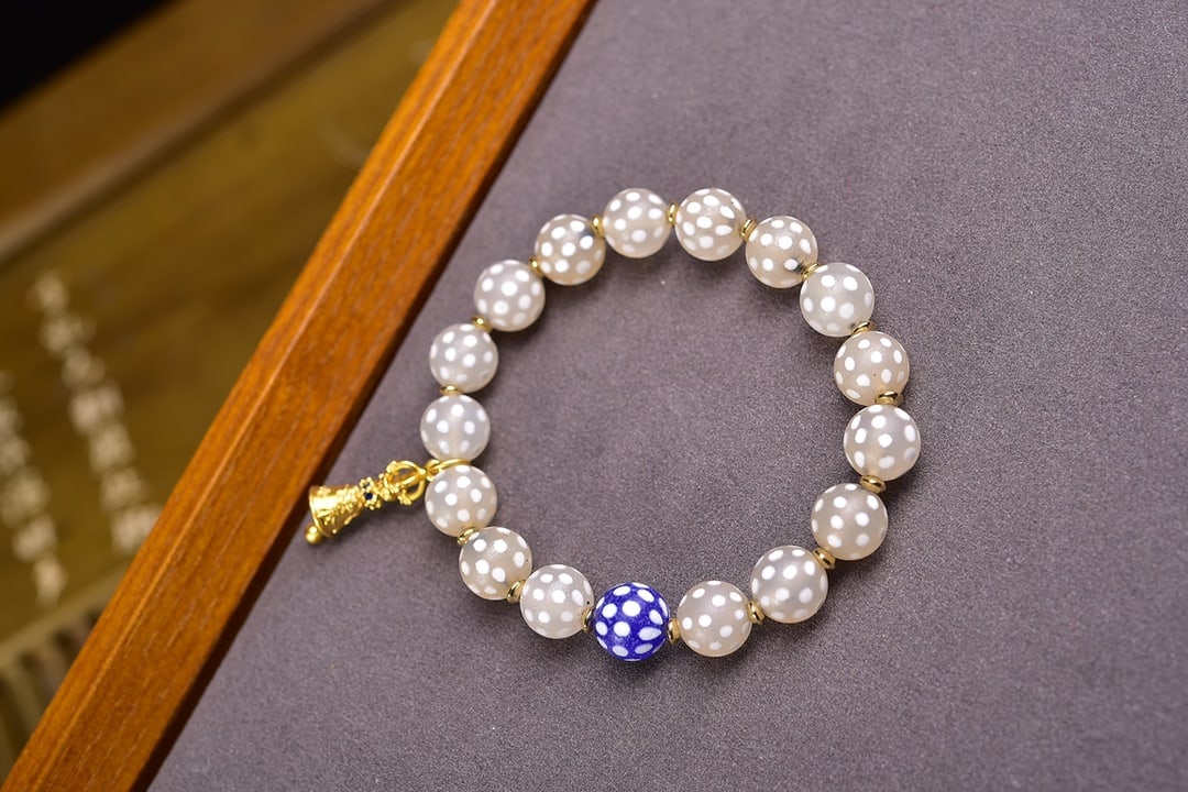 An Exquisite Dzi Bead Bracelets: An Exquisite Dzi Bead Bracelets,Size:10mm,Weight:27.8g 天珠手串