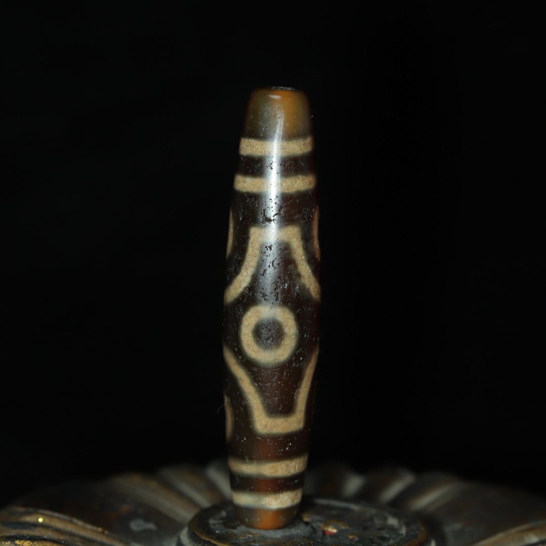 An Exquisite Six Eyes Dzi Bead Pendant: An Exquisite Six Eyes Dzi Bead Pendant，Size：57mmx12mm，Weight：13g 六眼天珠挂件