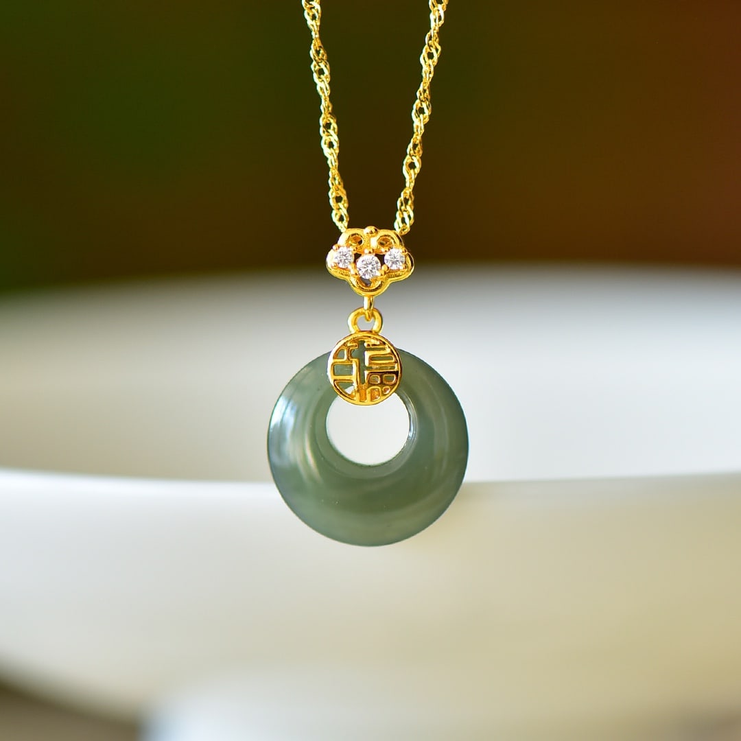 An Exquisite Sterling Silver-Gold Plated Inlaid Jasper Pendant: An Exquisite Sterling Silver-Gold Plated Inlaid Jasper Pendant,Size:15mmx15mm 纯银镀金镶碧玉吊坠