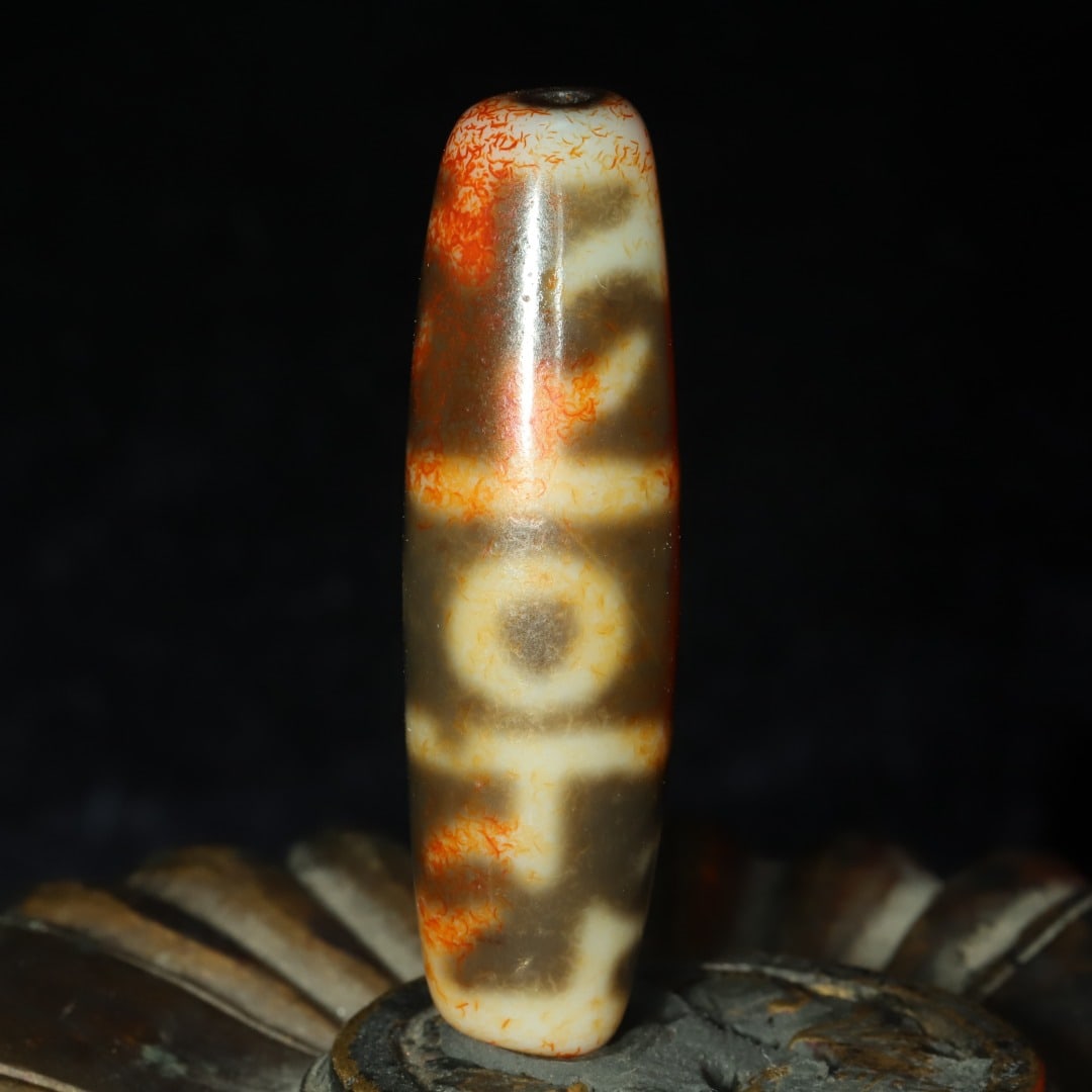 An Exquisite Three Eyes Dzi Bead Pendant: An Exquisite Three Eyes Dzi Bead Pendant，Size：42mmx12mm，Weight：9g 三眼天珠挂件