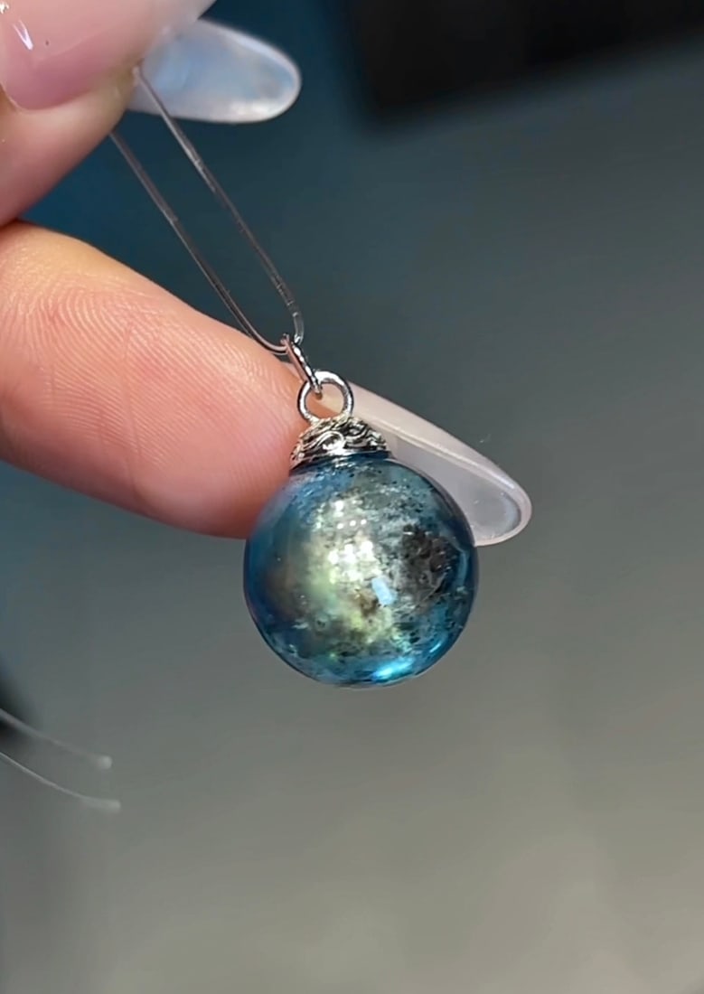 An Exquisite Sterling Silver Inlaid Aquamarine Pendant: An Exquisite Sterling Silver Inlaid Aquamarine Pendant,Size:15.5mm,Weight:5.5g 纯银镶海蓝宝吊坠