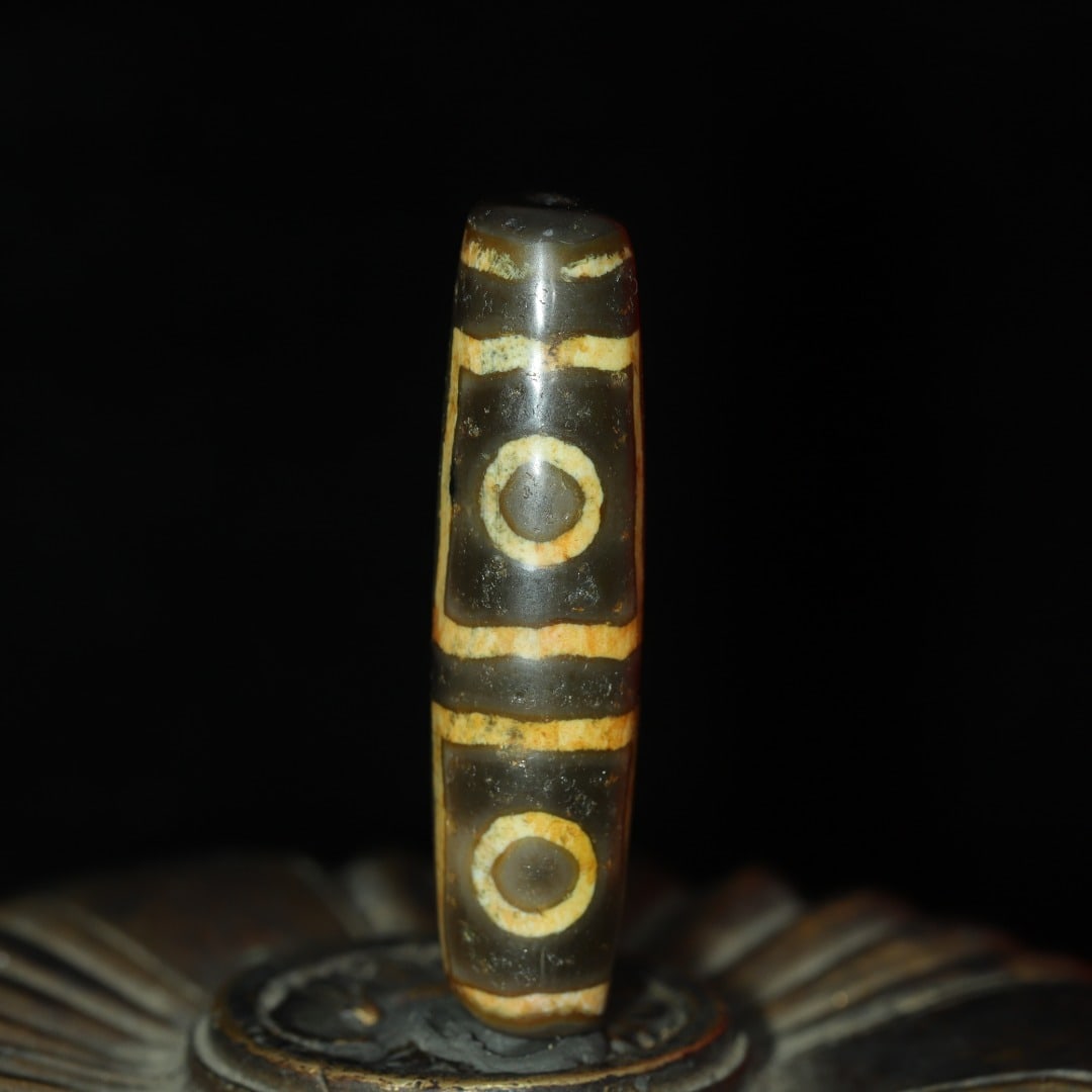 An Exquisite Four Eyes Dzi Bead Pendant: An Exquisite Four Eyes Dzi Bead Pendant，Size：50mmx12mm，Weight：12g 四眼天珠挂件