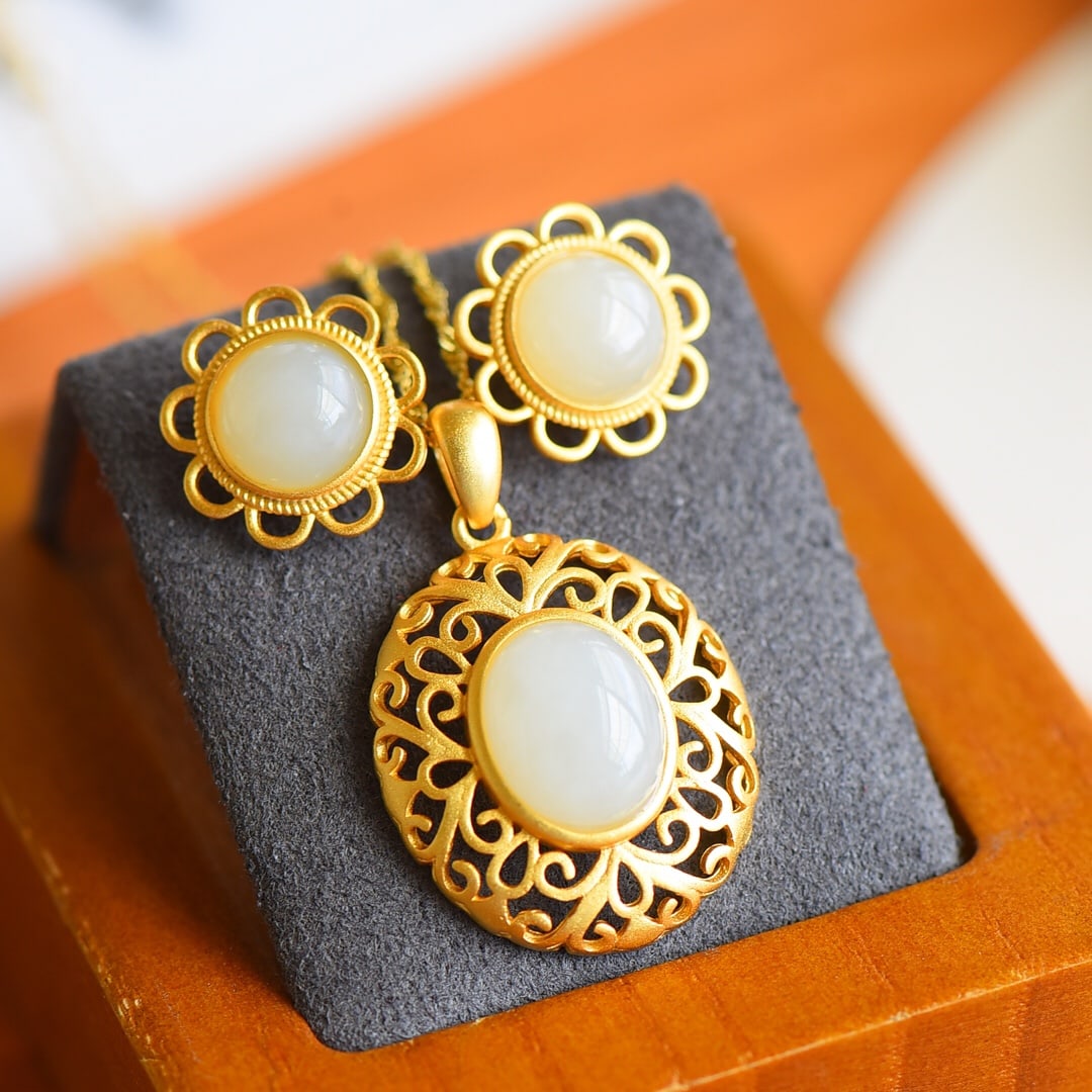 A Set of Fine Sterling Silver-Gold Plated Inlaid White Jade Jewelrys: A Set of Fine Sterling Silver-Gold Plated Inlaid White Jade Jewelrys,Size:9mmx11mm, 8mmx8mm 一套纯银镀金镶白玉首饰