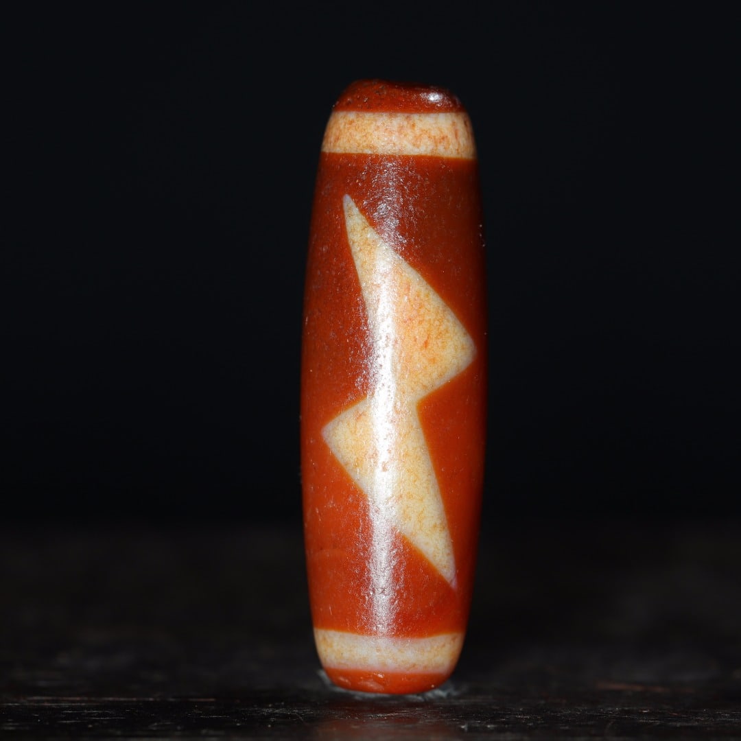 An Exquisite Five Eyes Dzi Bead Lightning Pattern Pendant: An Exquisite Five Eyes Dzi Bead Lightning Pattern Pendant，Size：38mmx12mm，Weight：9g 五眼天珠闪电纹挂件