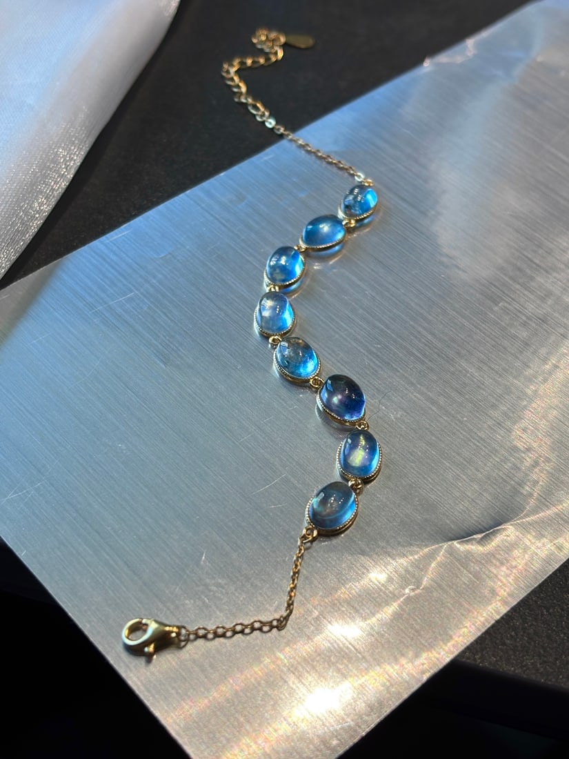 An Exquisite Sterling Silver-Gold Plated Inlaid Aquamarine Bracelets: An Exquisite Sterling Silver-Gold Plated Inlaid Aquamarine Bracelets,Size:8mmx6mm,Weight:4.6g 纯银镀金镶海蓝宝手链
