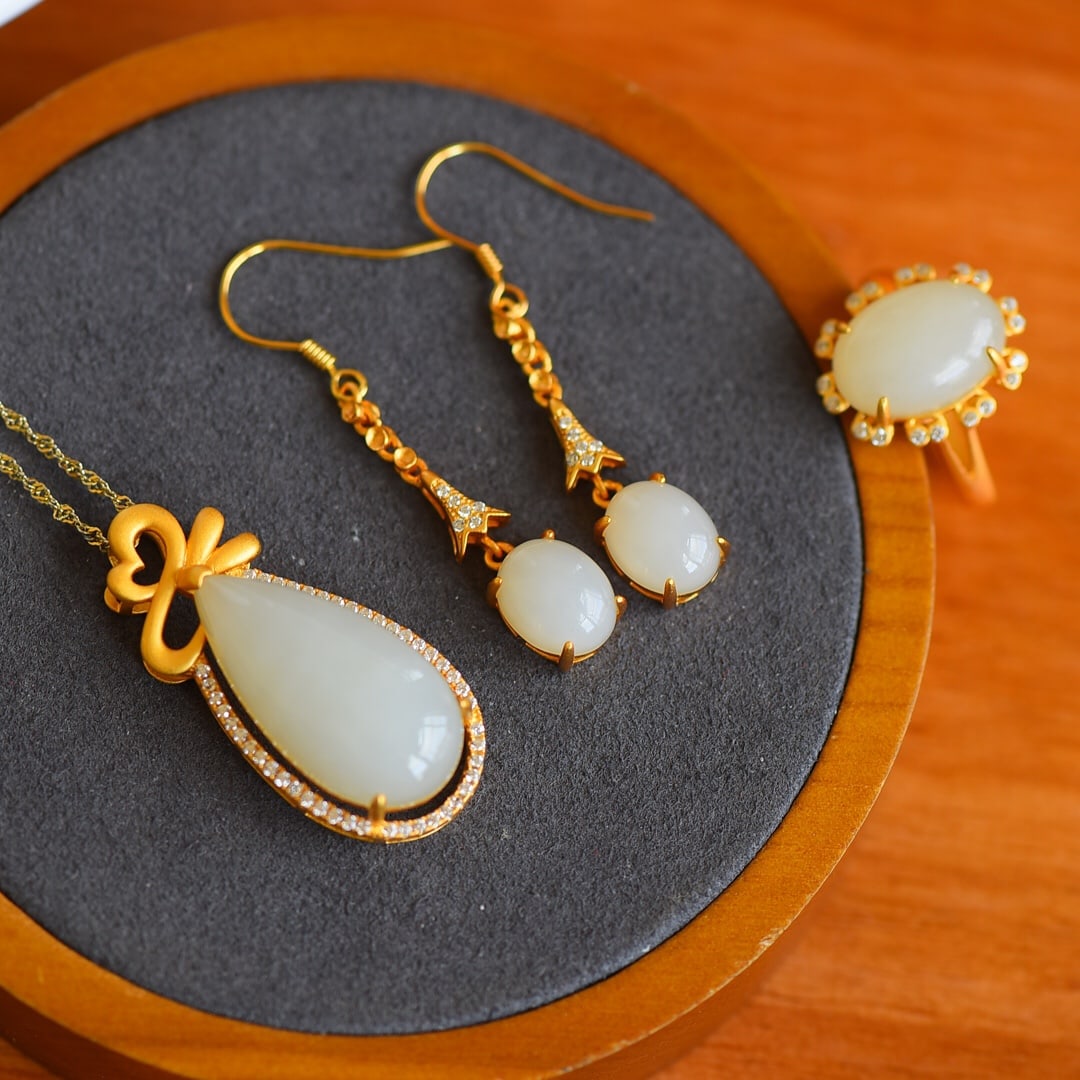 A Set of Fine Sterling Silver-Gold Plated Inlaid White Jade Jewelrys: A Set of Fine Sterling Silver-Gold Plated Inlaid White Jade Jewelrys,Size:13mmx25mm,8mmx10mm,10mmx14mm 一套纯银镀金镶白玉首饰