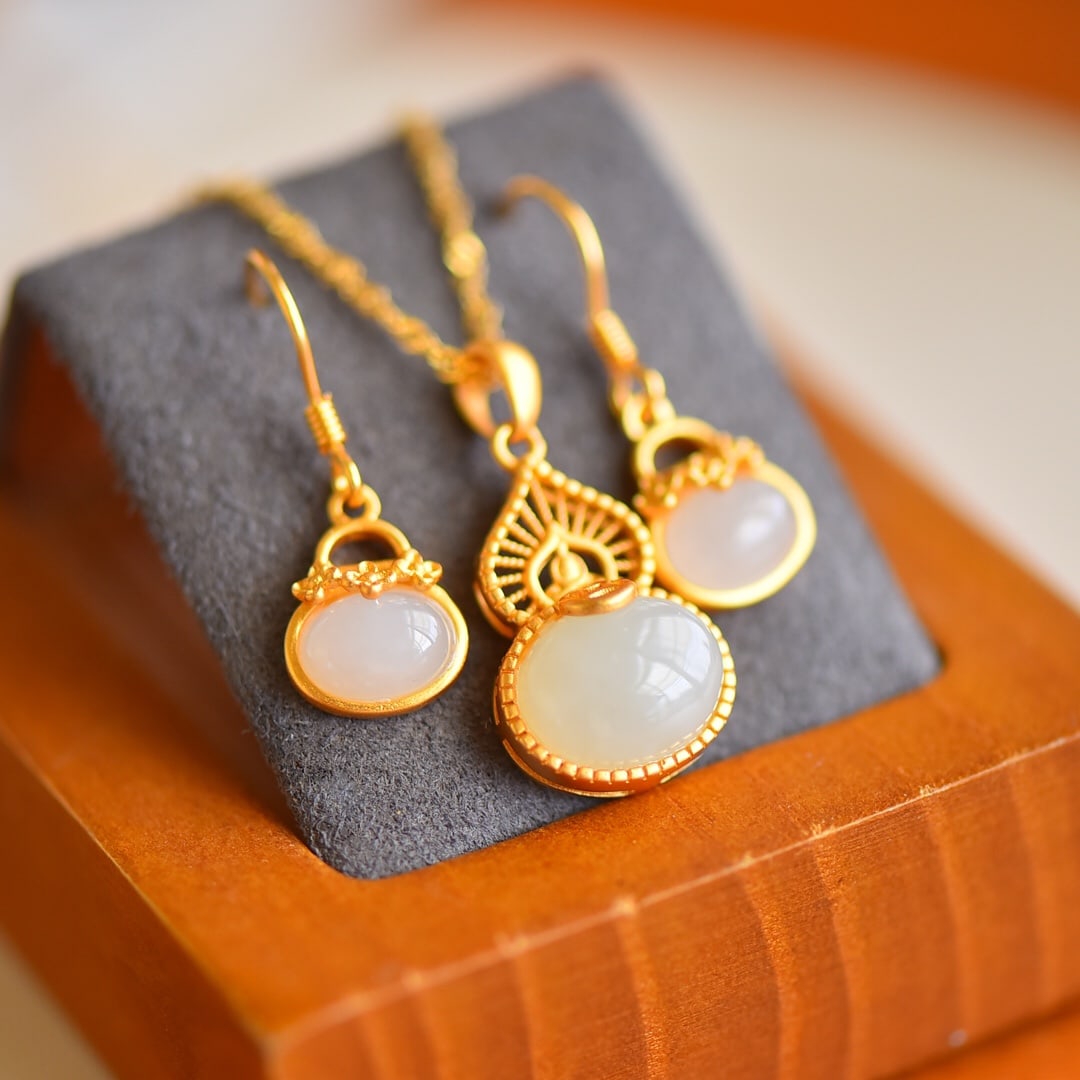 A Set of Fine Sterling Silver-Gold Plated Inlaid White Jade Jewelrys: A Set of Fine Sterling Silver-Gold Plated Inlaid White Jade Jewelrys,Size:9mmx11mm,6mmx8mm 一套纯银镀金镶白玉首饰