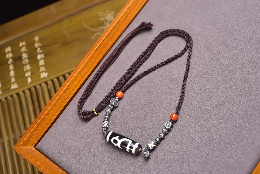 An Exquisite Dzi Bead Pendant: An Exquisite Dzi Bead Pendant,Size:13mmx39mm,Weight:25.1g 天珠挂件 