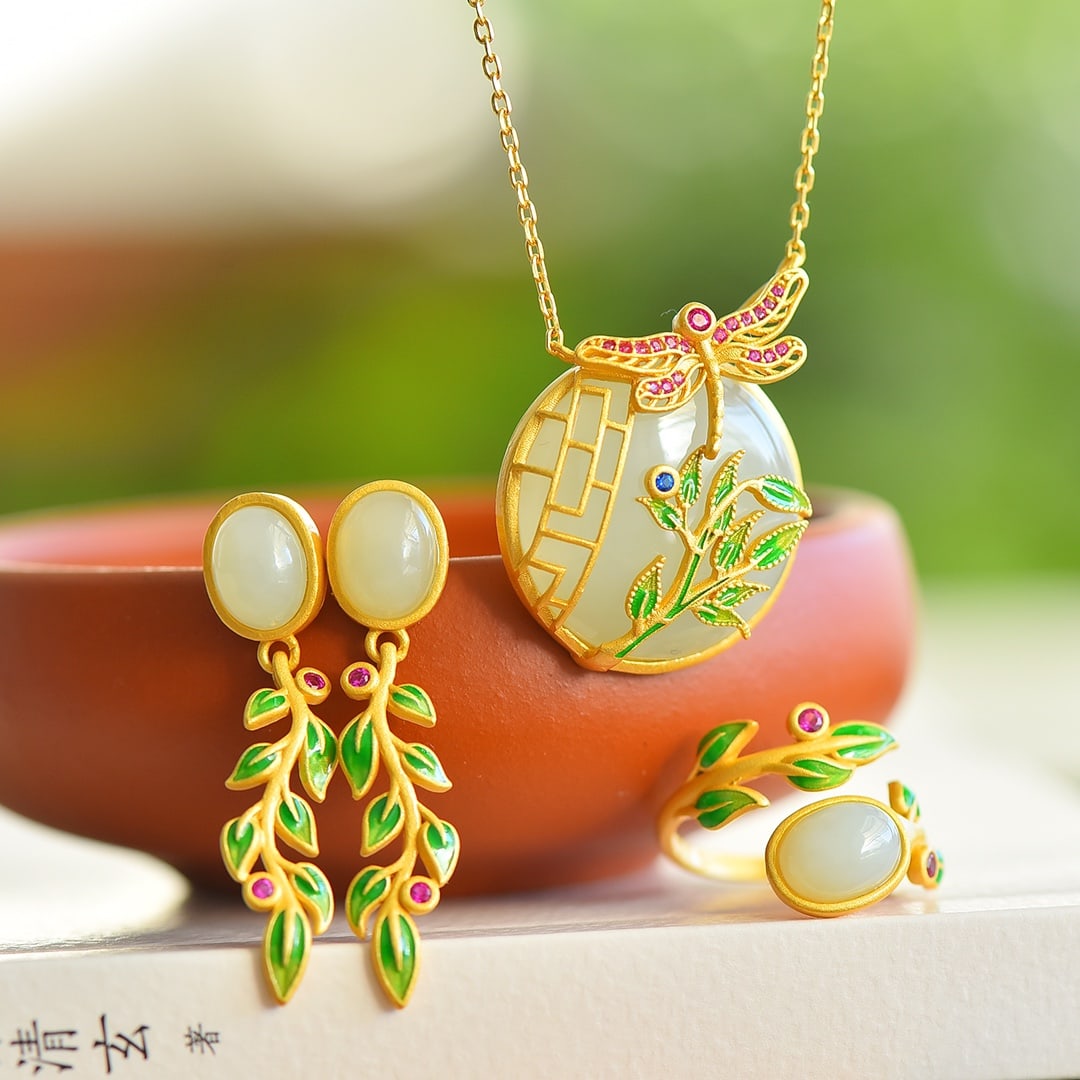 A Set of Fine Sterling Silver-Gold Plated Inlaid White Jade Jewelrys: A Set of Fine Sterling Silver-Gold Plated Inlaid White Jade Jewelrys, 一套纯银镀金镶白玉首饰