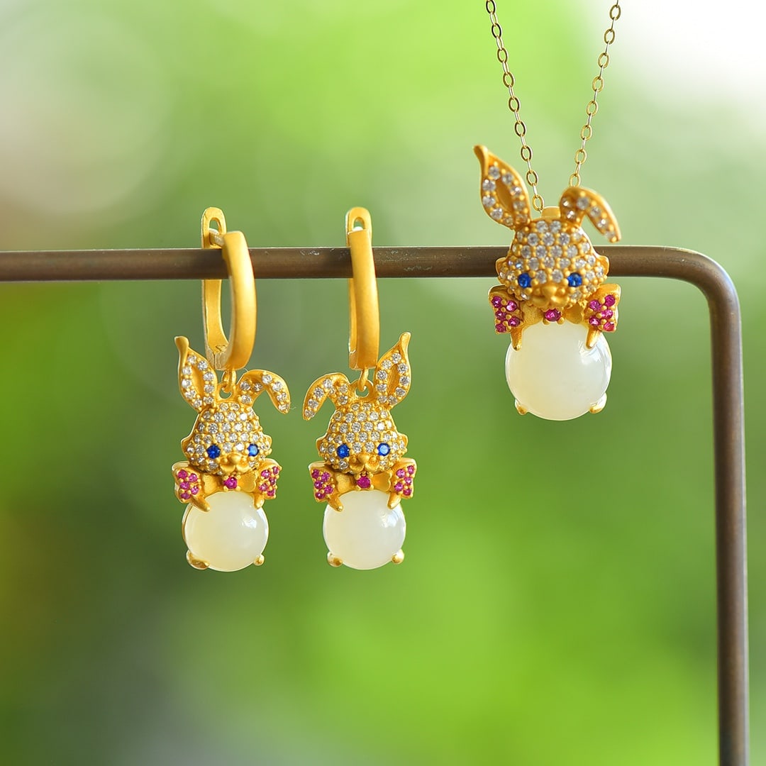 A Set of Fine Sterling Silver-Gold Plated Inlaid White Jade Jewelrys: A Set of Fine Sterling Silver-Gold Plated Inlaid White Jade Jewelrys, 一套纯银镀金镶白玉首饰