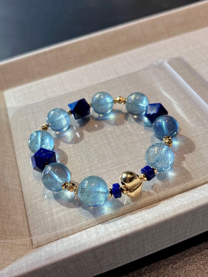 An Exquisite Aquamarine Bracelets,With Lapis Lazuli: An Exquisite Aquamarine Bracelets,With Lapis Lazuli,Size:12.8mm,Weight:30.6g 海蓝宝手串,配青金石