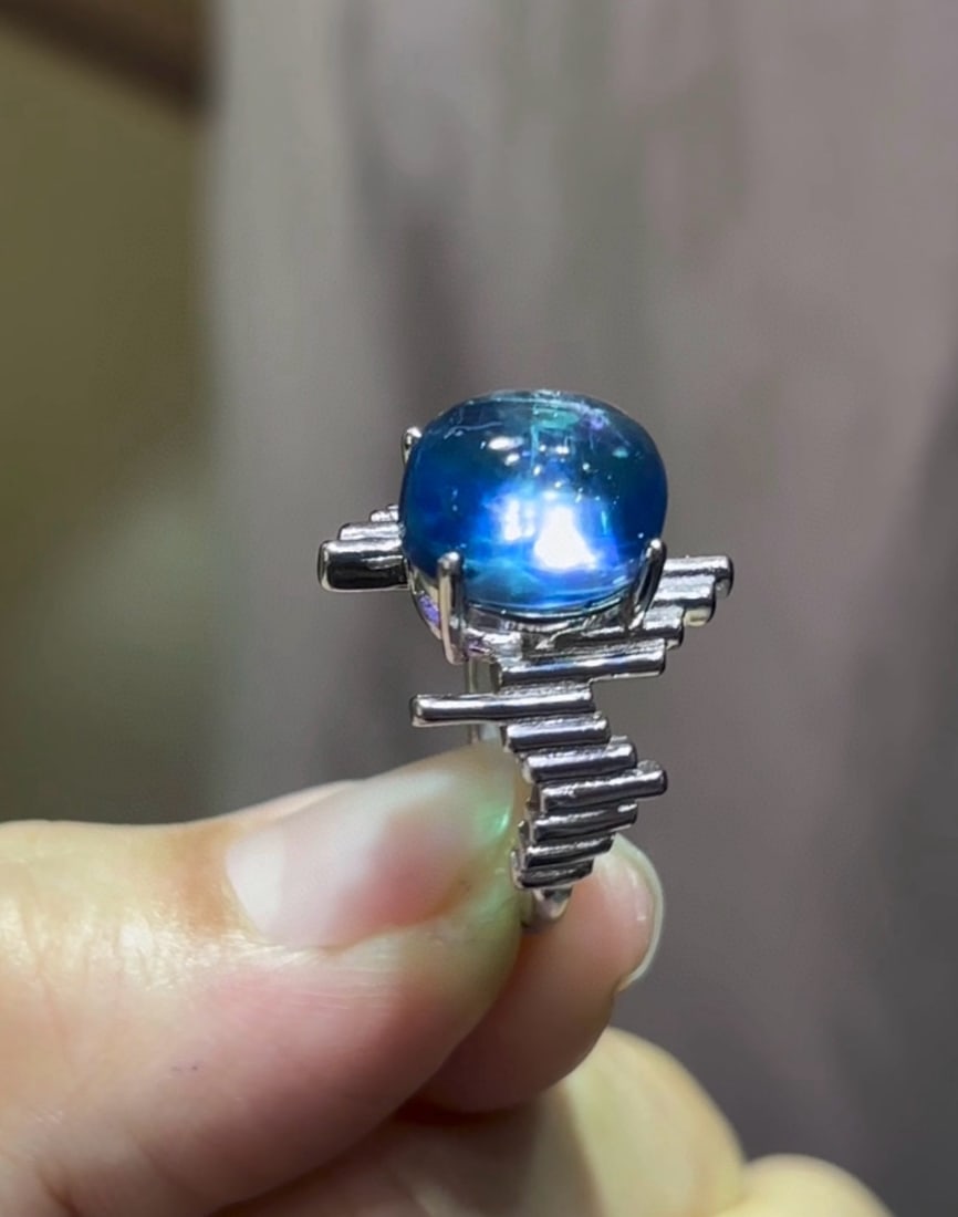 An Exquisite Sterling Silver Inlaid Aquamarine Ring: An Exquisite Sterling Silver Inlaid Aquamarine Ring,Size:13mmx12mm,Weight:5.1g 纯银镶海蓝宝戒指