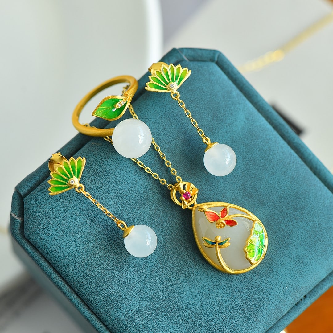 A Set of Fine Sterling Silver-Gold Plated Inlaid White Jade Enamel Jewelrys: A Set of Fine Sterling Silver-Gold Plated Inlaid White Jade Enamel Jewelrys,Size:15mmx20mm,8mmx8mm,10mmx10mm 一套纯银镀金镶白玉珐琅