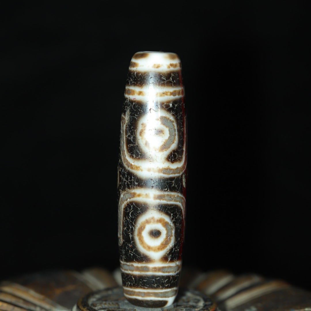 An Exquisite Six Eyes Dzi Bead Pendant: An Exquisite Six Eyes Dzi Bead Pendant，Size：56mmx16mm，Weight：24g 六眼天珠挂件