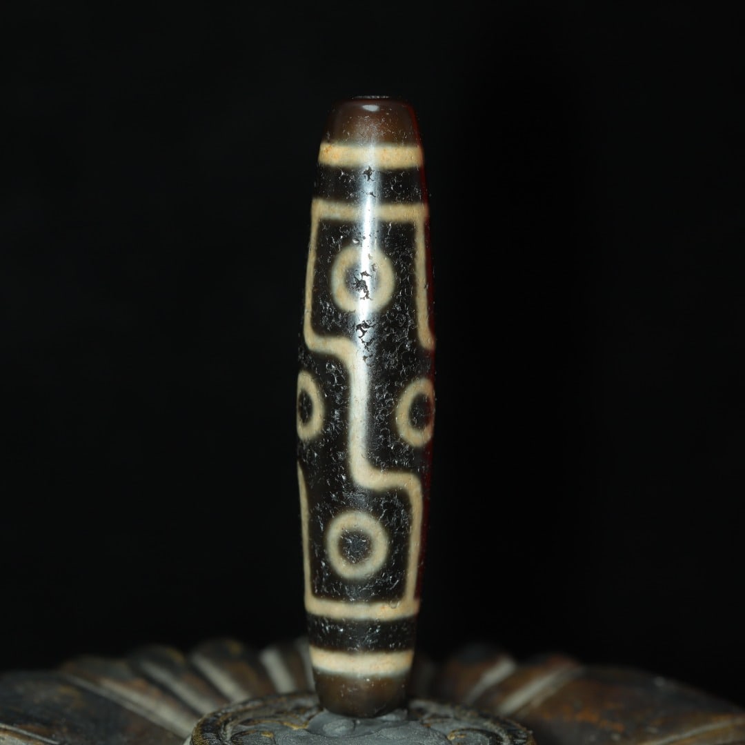 An Exquisite Nine Eyes Dzi Bead Pendant: An Exquisite Nine Eyes Dzi Bead Pendant，Size：57mmx12mm，Weight：14g 九眼天珠挂件