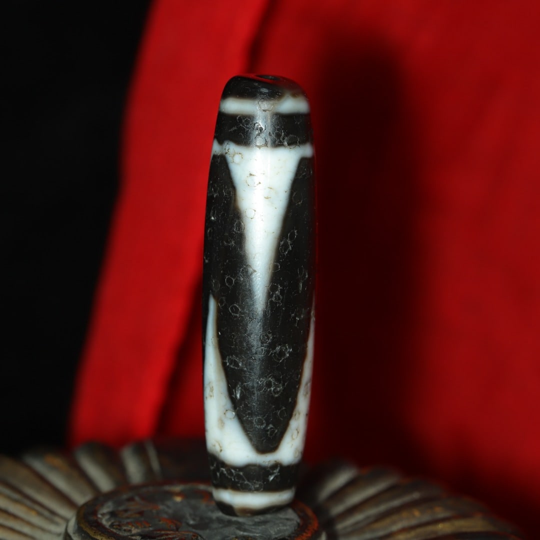 An Exquisite Dzi Bead Pendant: An Exquisite Dzi Bead Pendant，Size：57mmx14mm，Weight：20g 天珠挂件