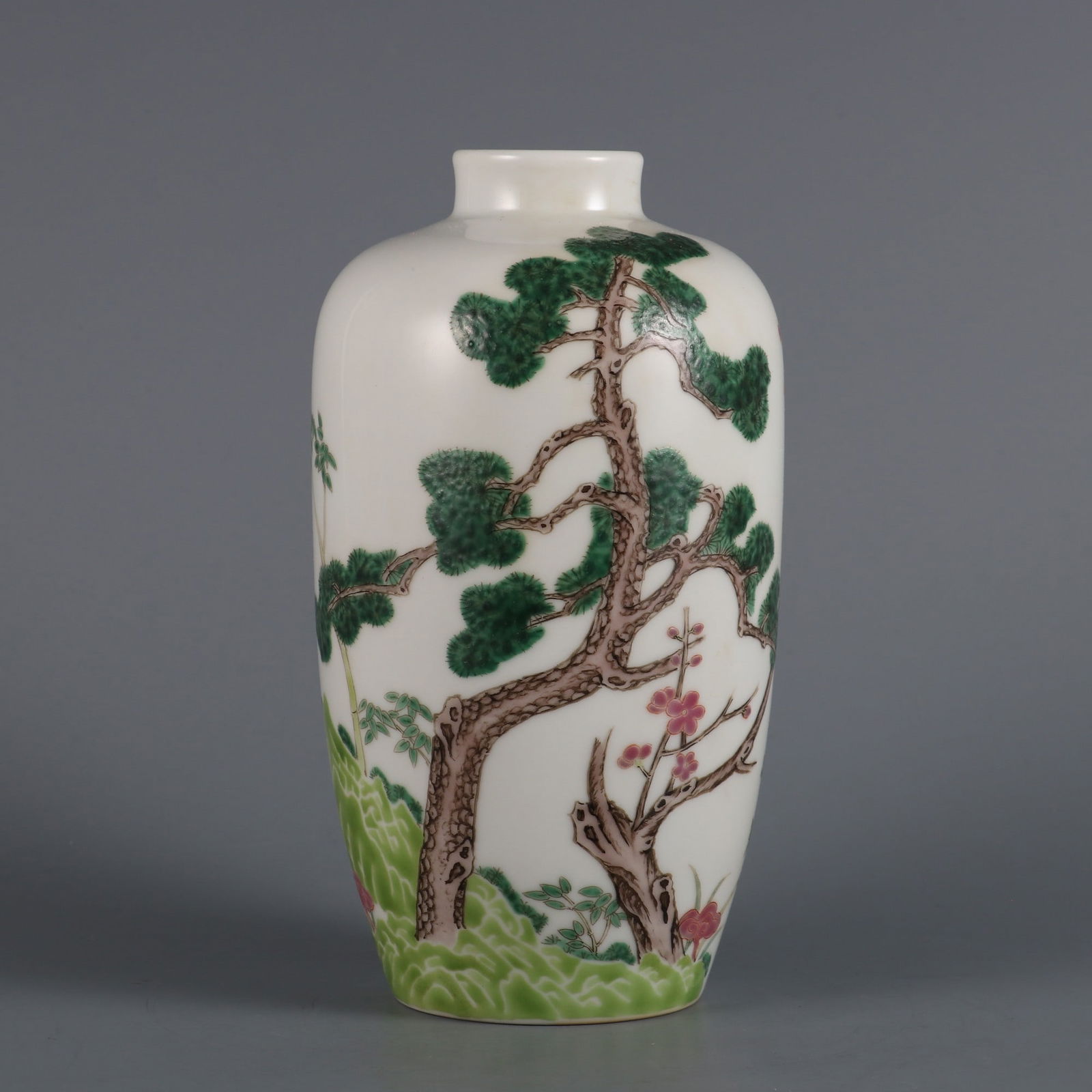 A Rare Famille Rose Flower Pattern Vase: A Rare Famille Rose Flower Pattern Vase,Qing Dynasty, China,Yongzheng Six-character Mark,Size:6.9inx3.7in 